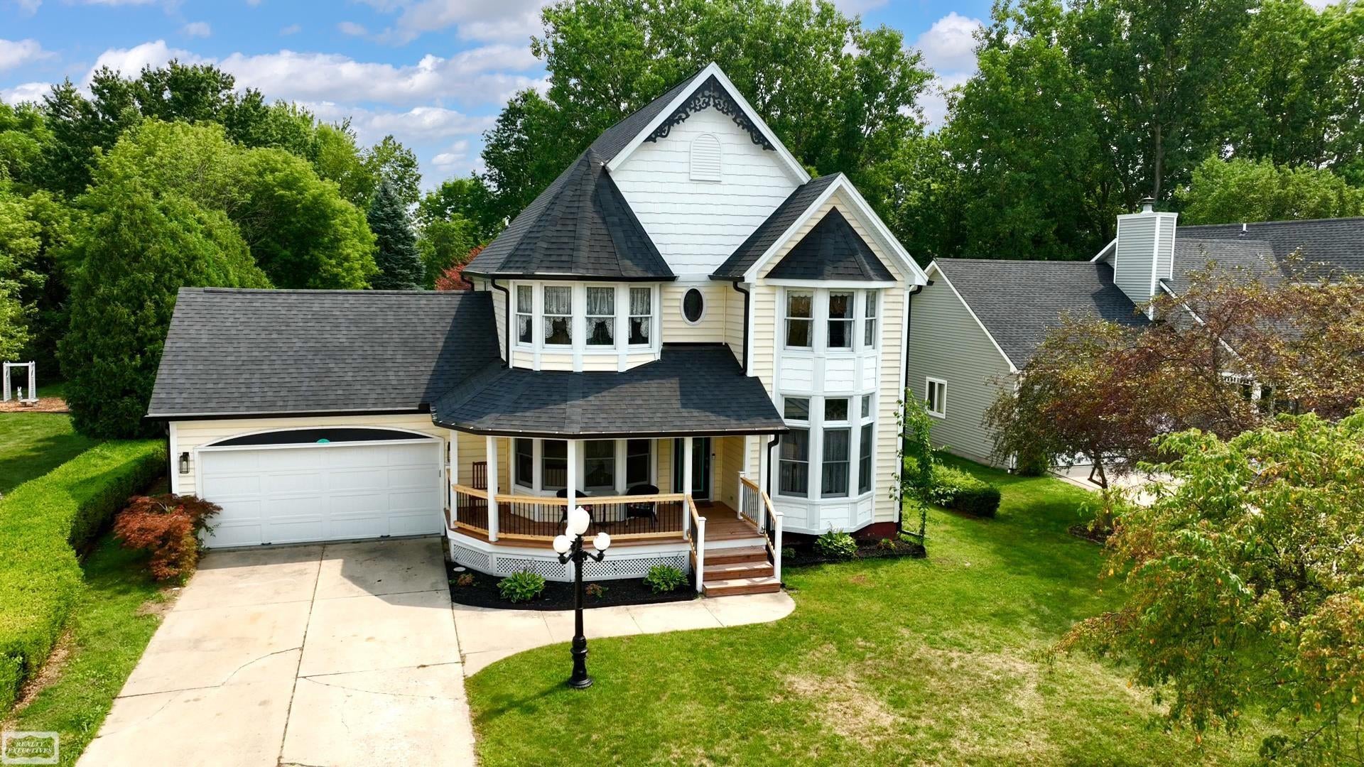 212 Victoria Court — photo