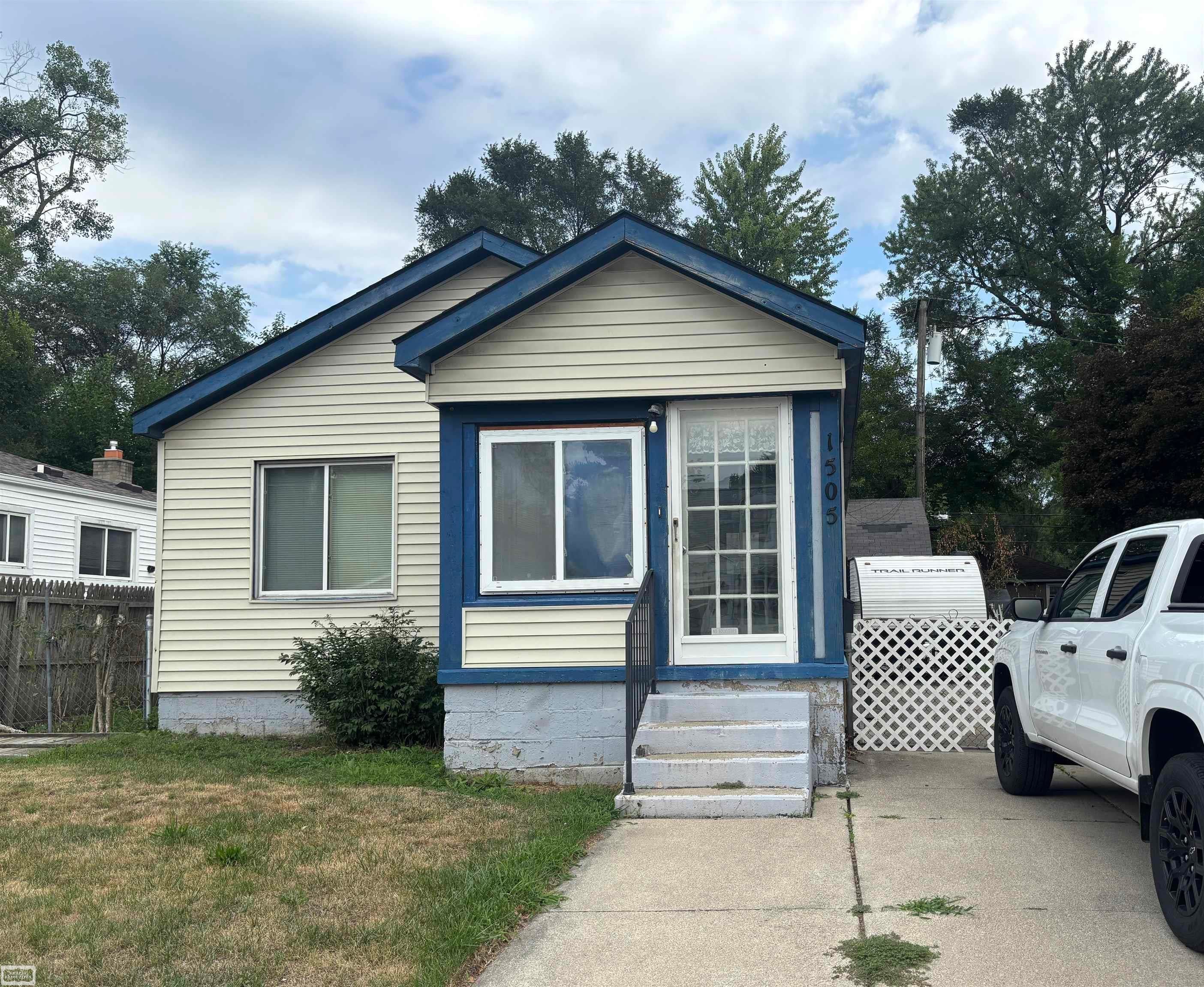 1505 E Jarvis Avenue — photo