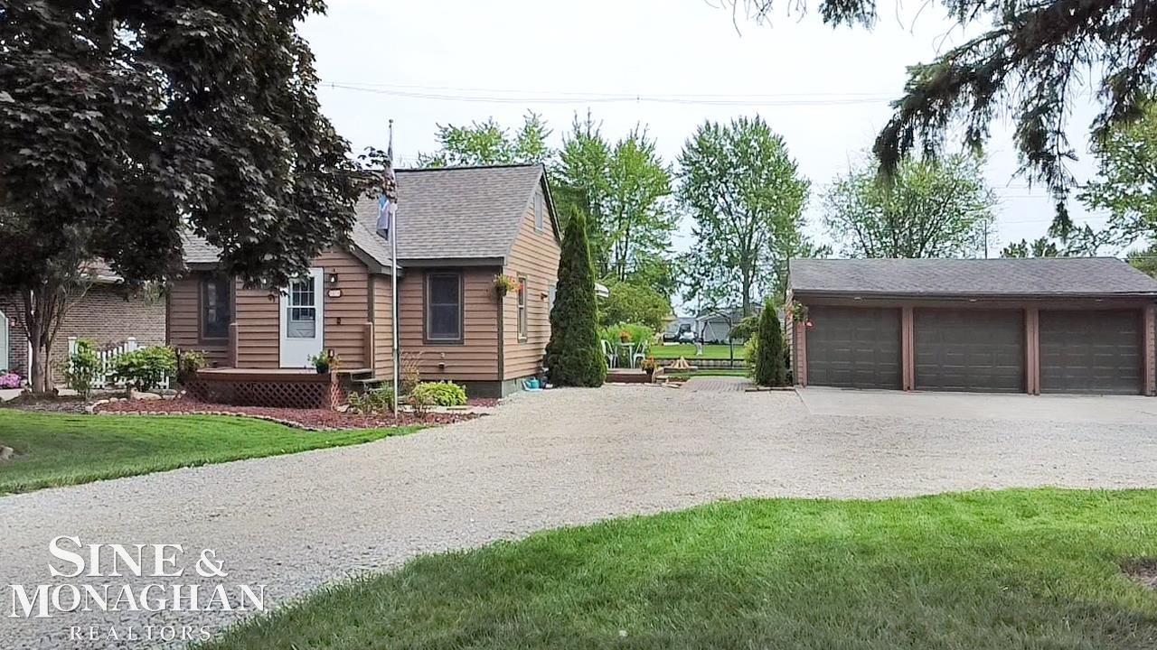 5575 River Road — photo