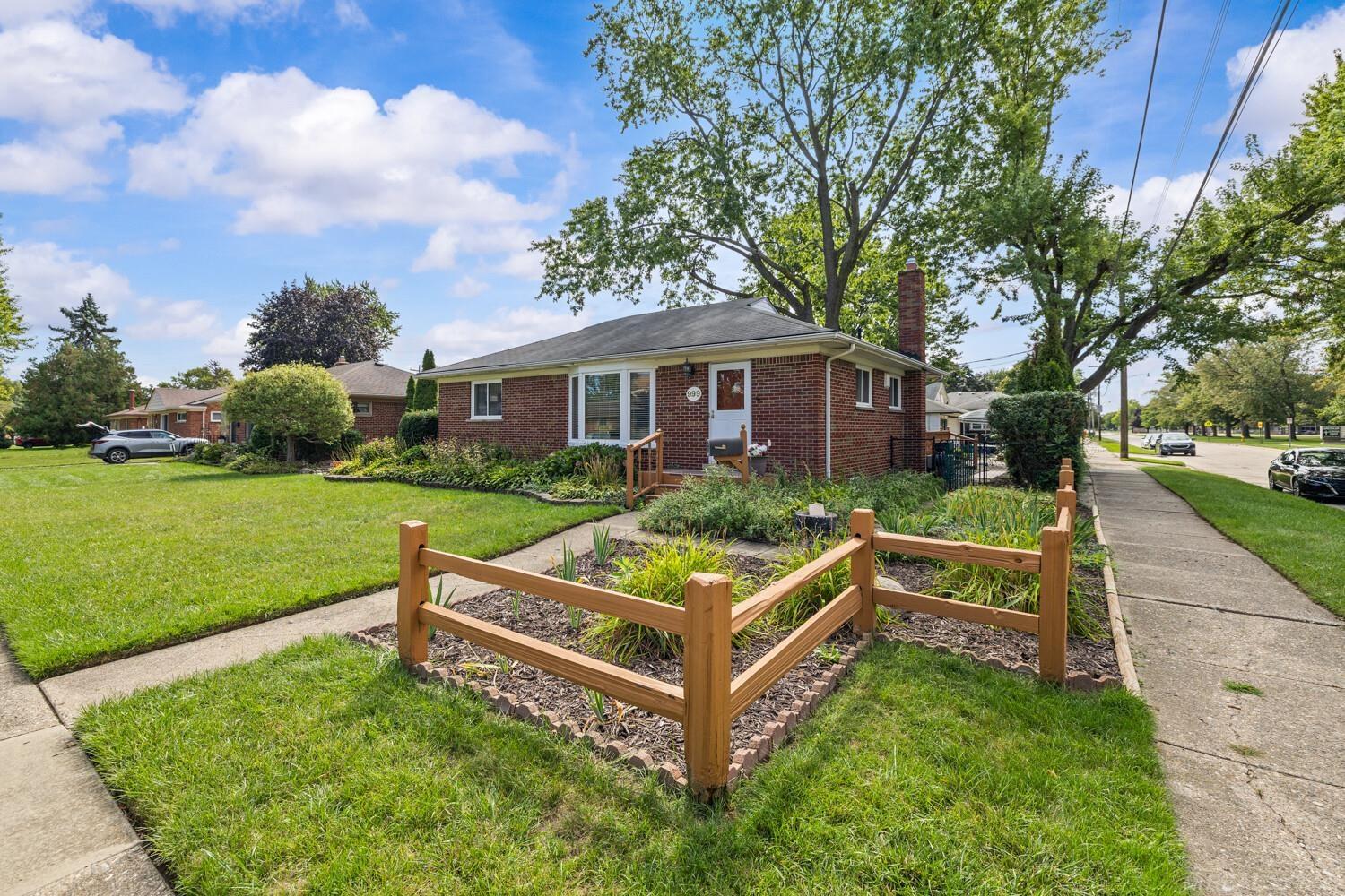 999 Huntington Drive — photo