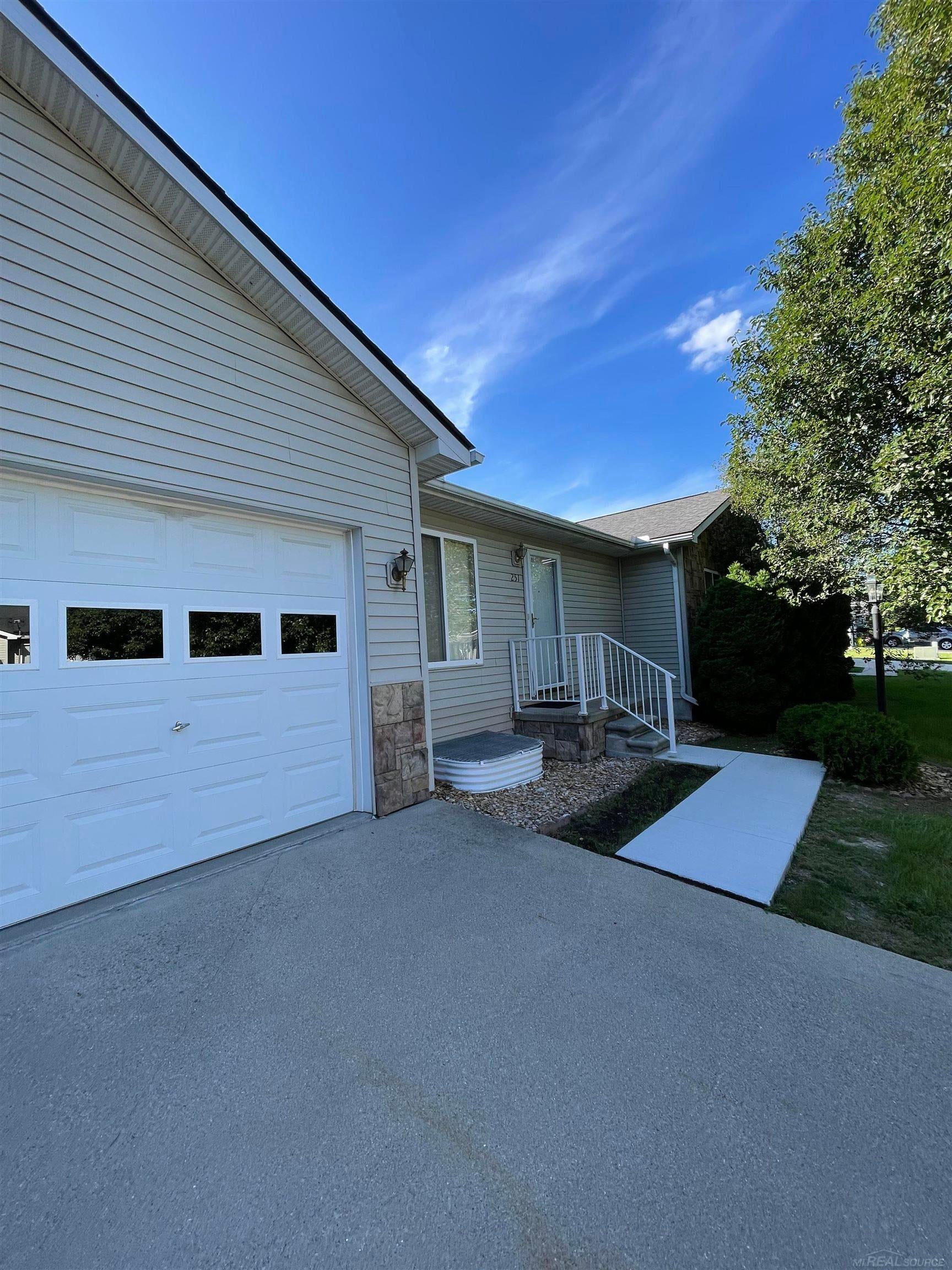 251 Ontario Lane — photo