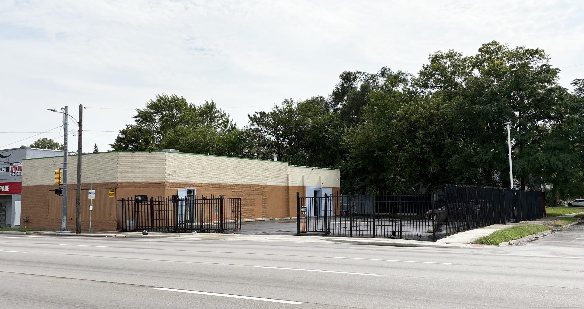 3600 E 8 Mile Rd — photo
