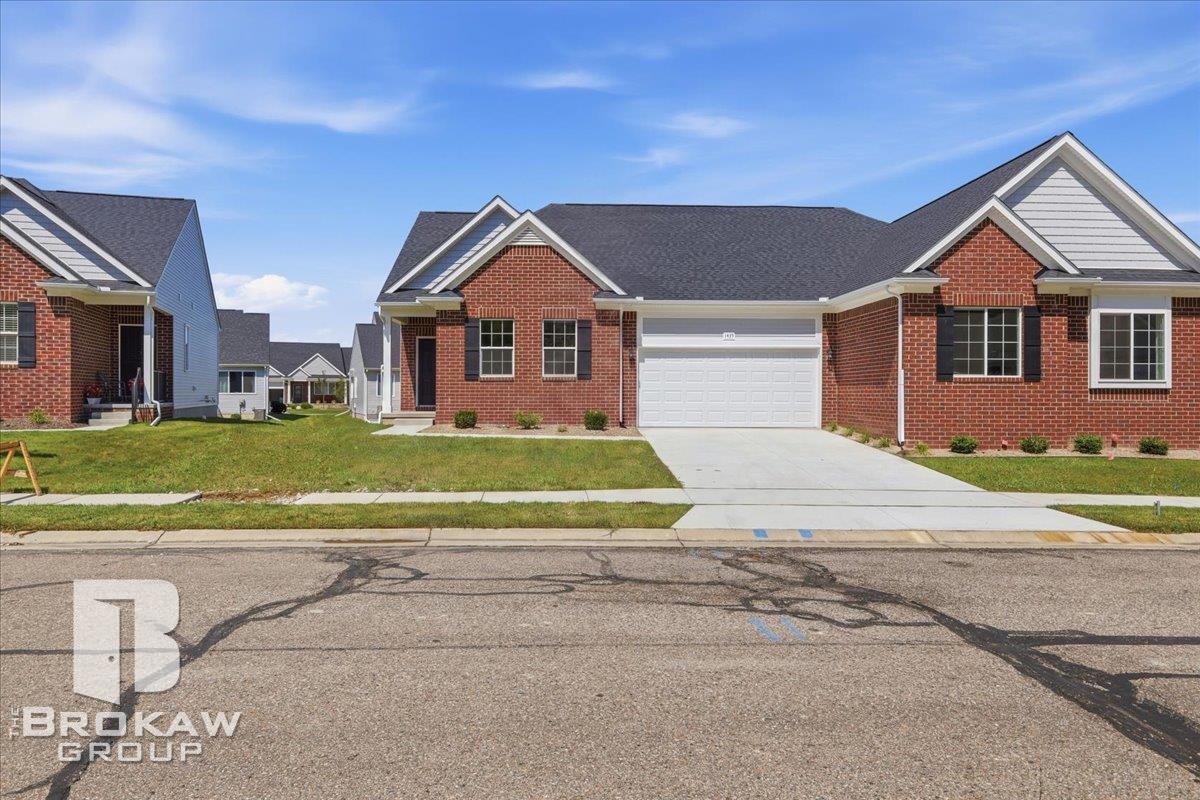 1435 Luxington Dr — photo