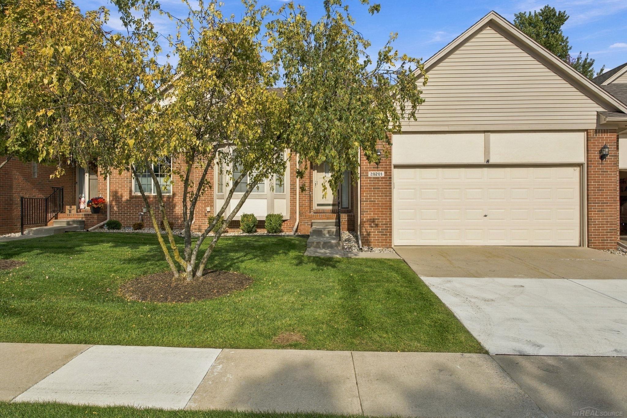 28201 Cottonwood Ct — photo