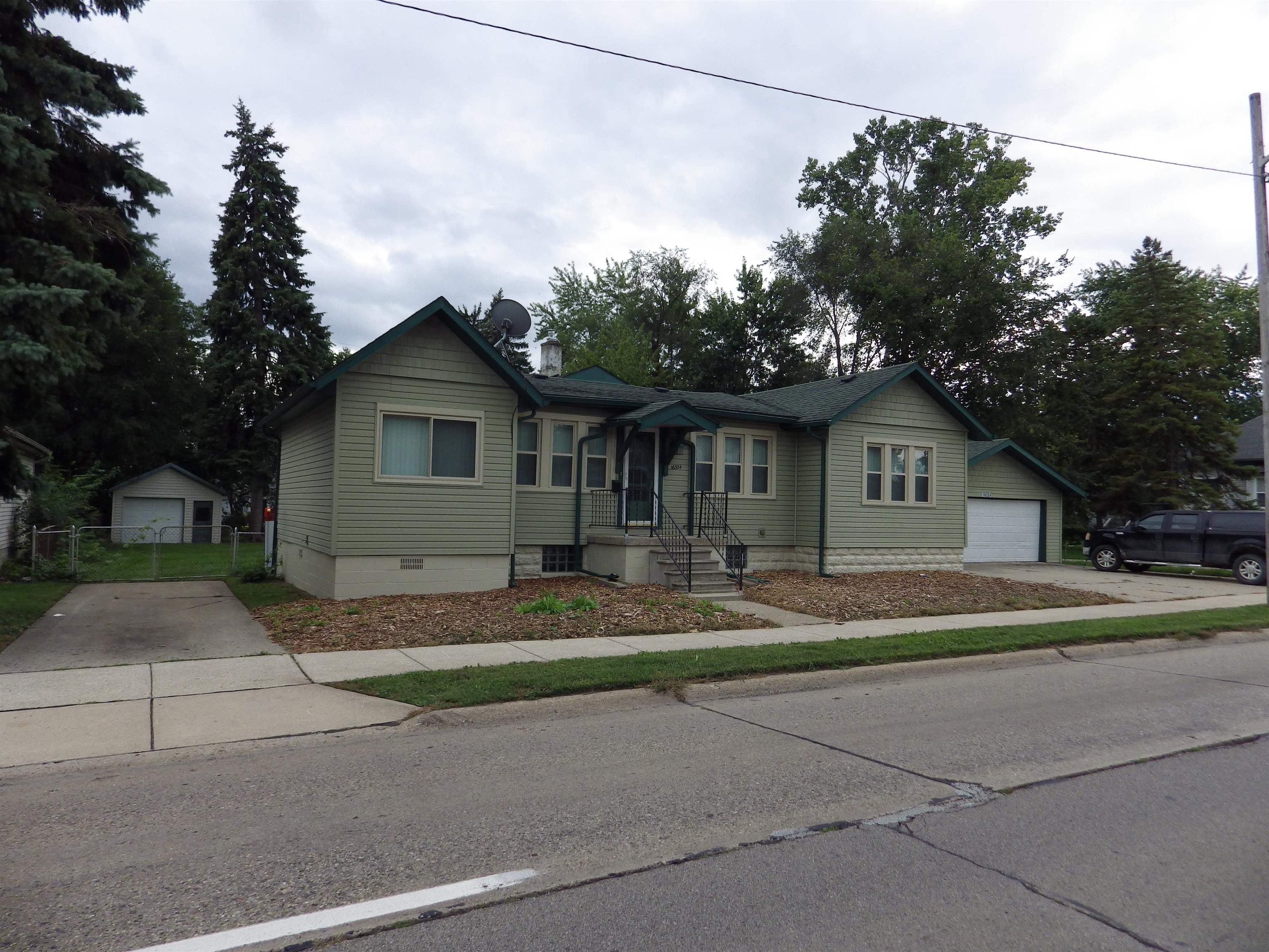 16324 E 10 Mile Rd — photo