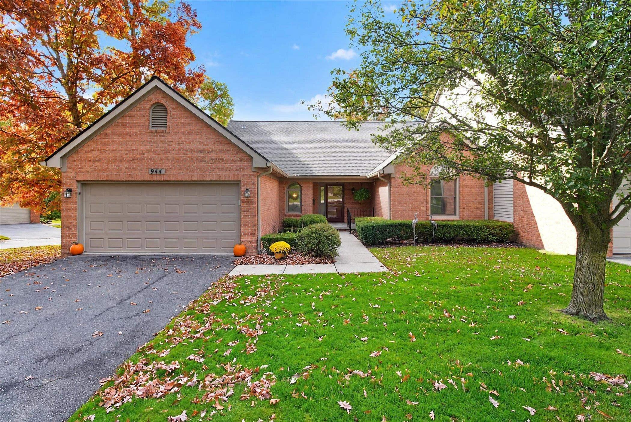 944 Woodridge Hills Dr — photo