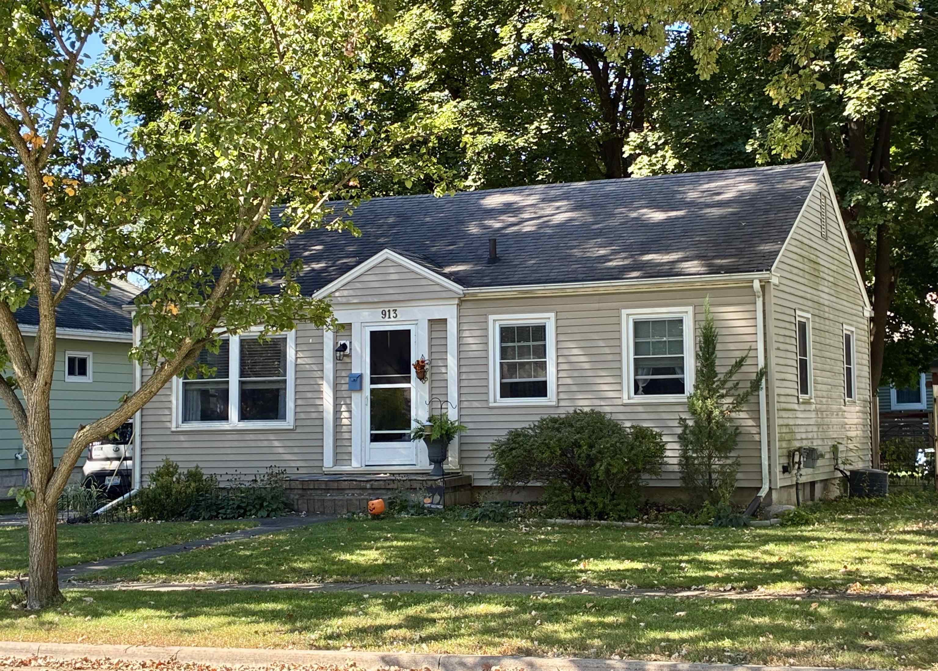 913 N Hickory St — photo