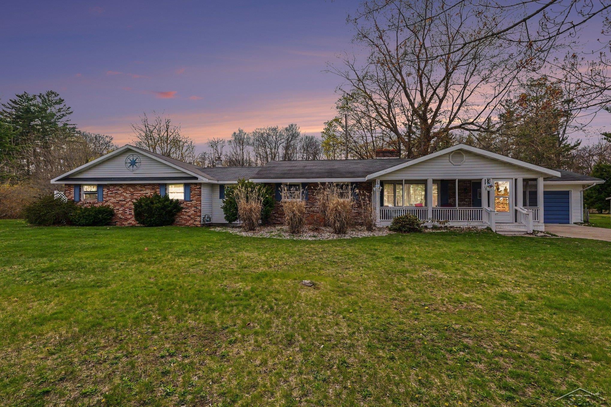 1596 Douglas Drive — photo