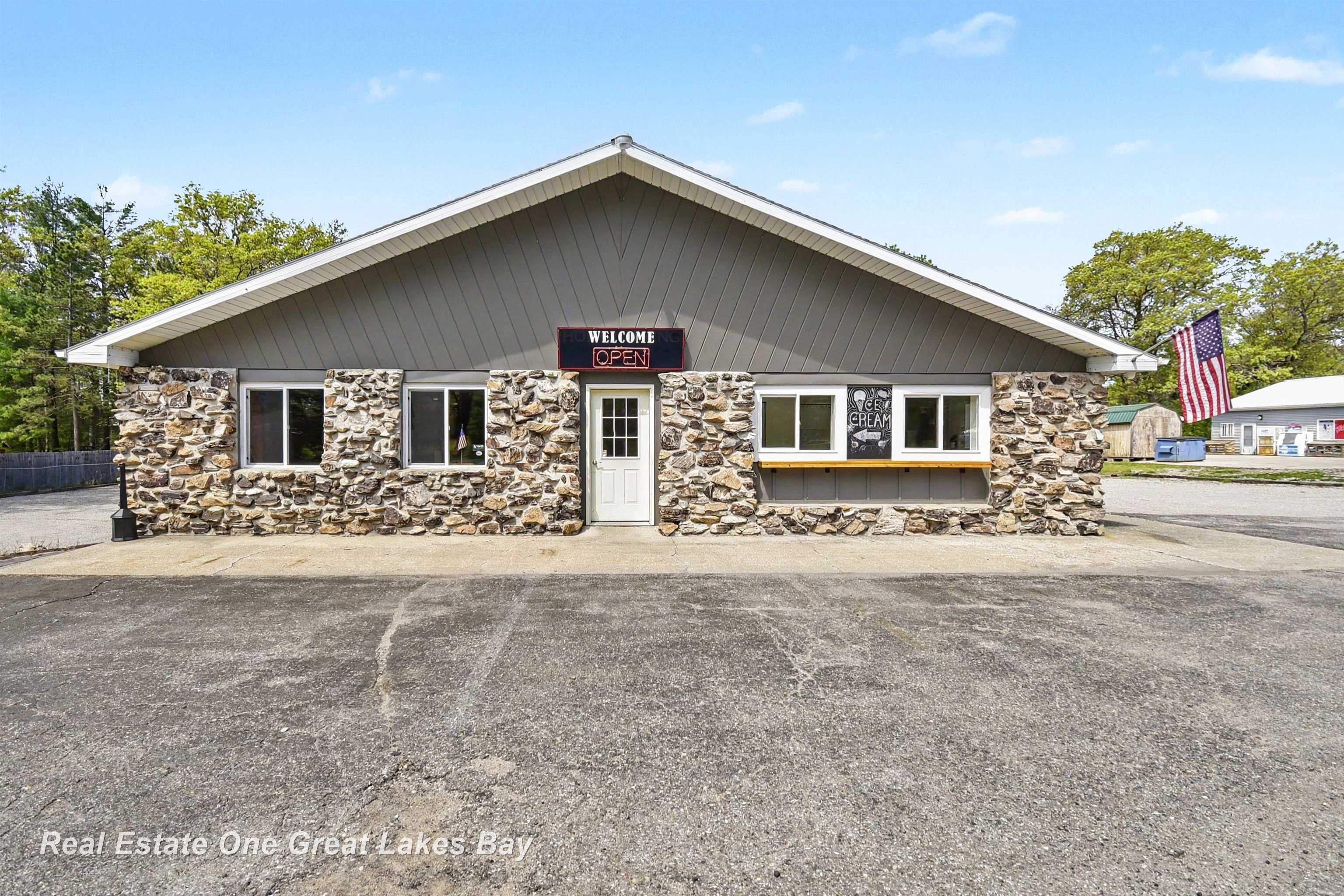 1951 Indian Lake Road — photo