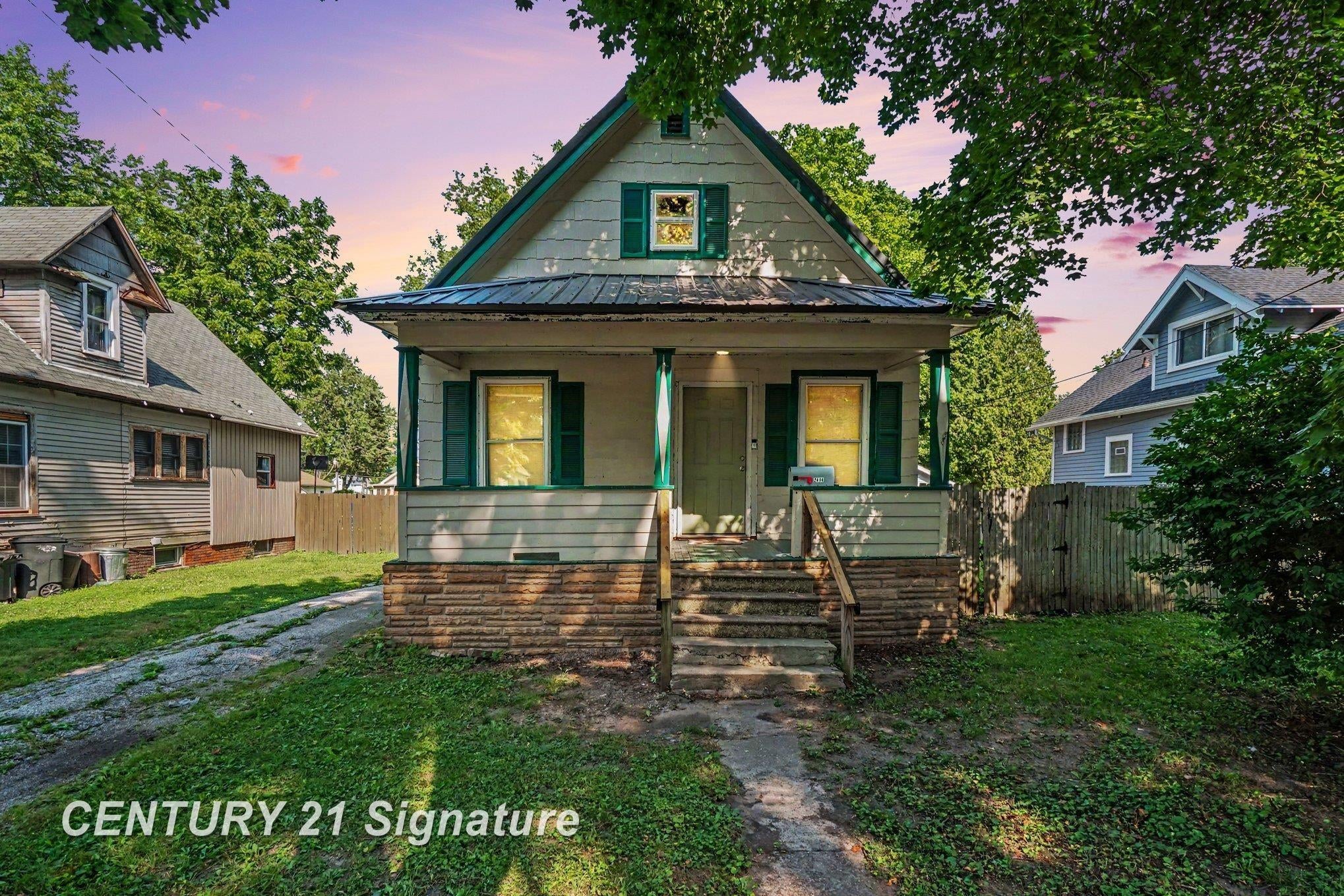 2414 Benjamin Street — photo
