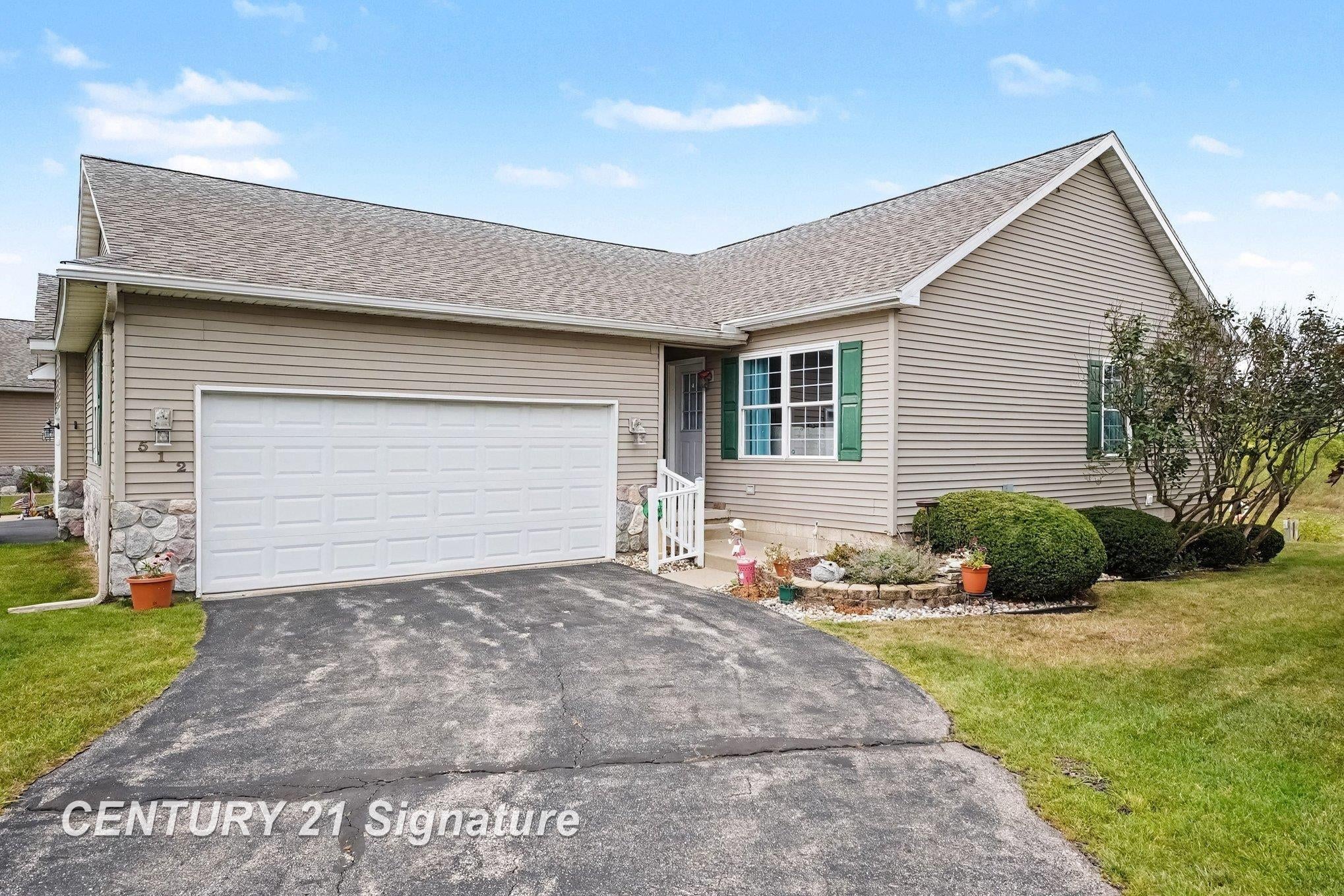 512 Hampton Lake Drive — photo