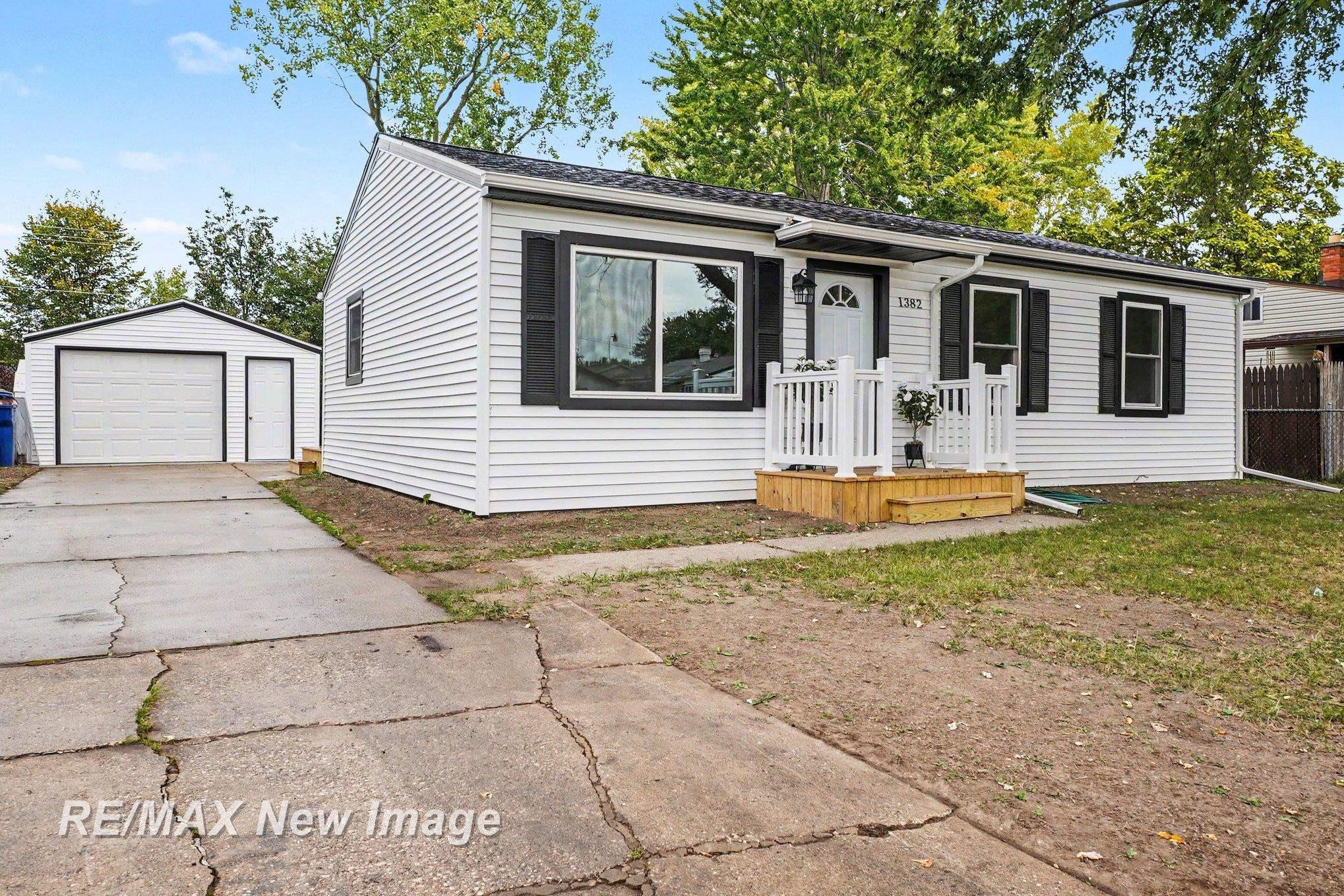 1382 Flanders Dr — photo