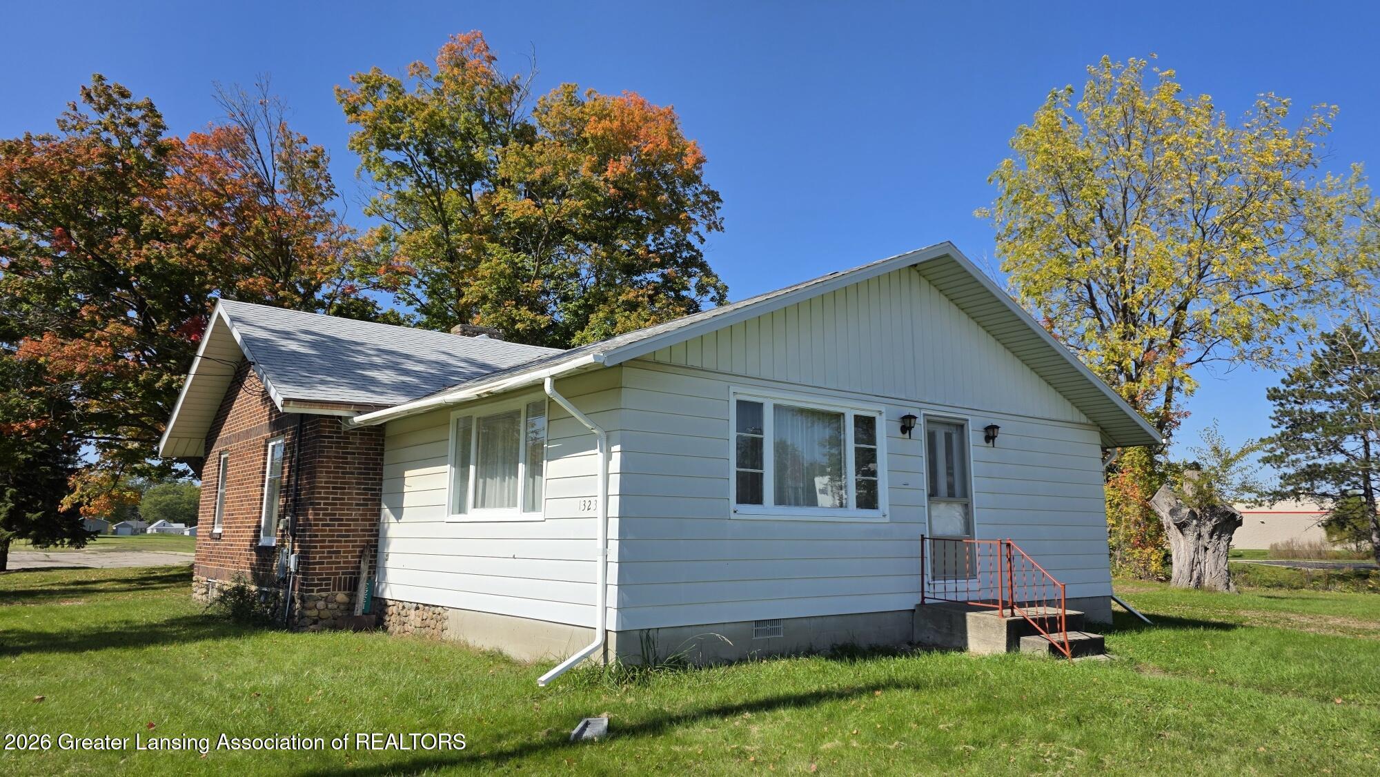 1323 E Willoughby Road — photo