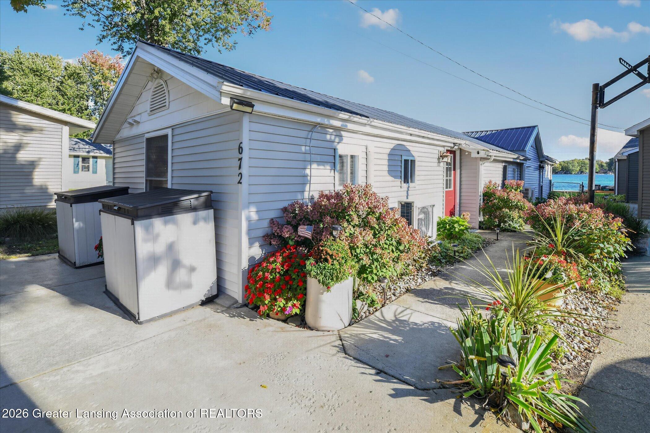 672 Lakeview Drive — photo