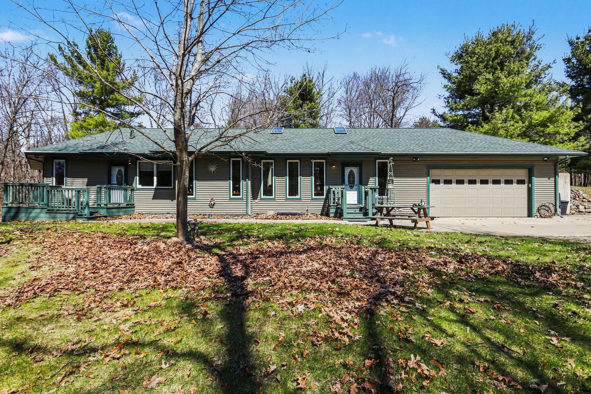 8362 E River Road — photo