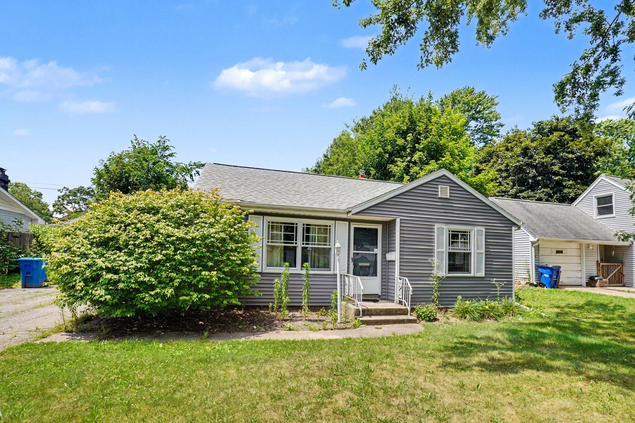 121 N Ridgeway Drive — photo