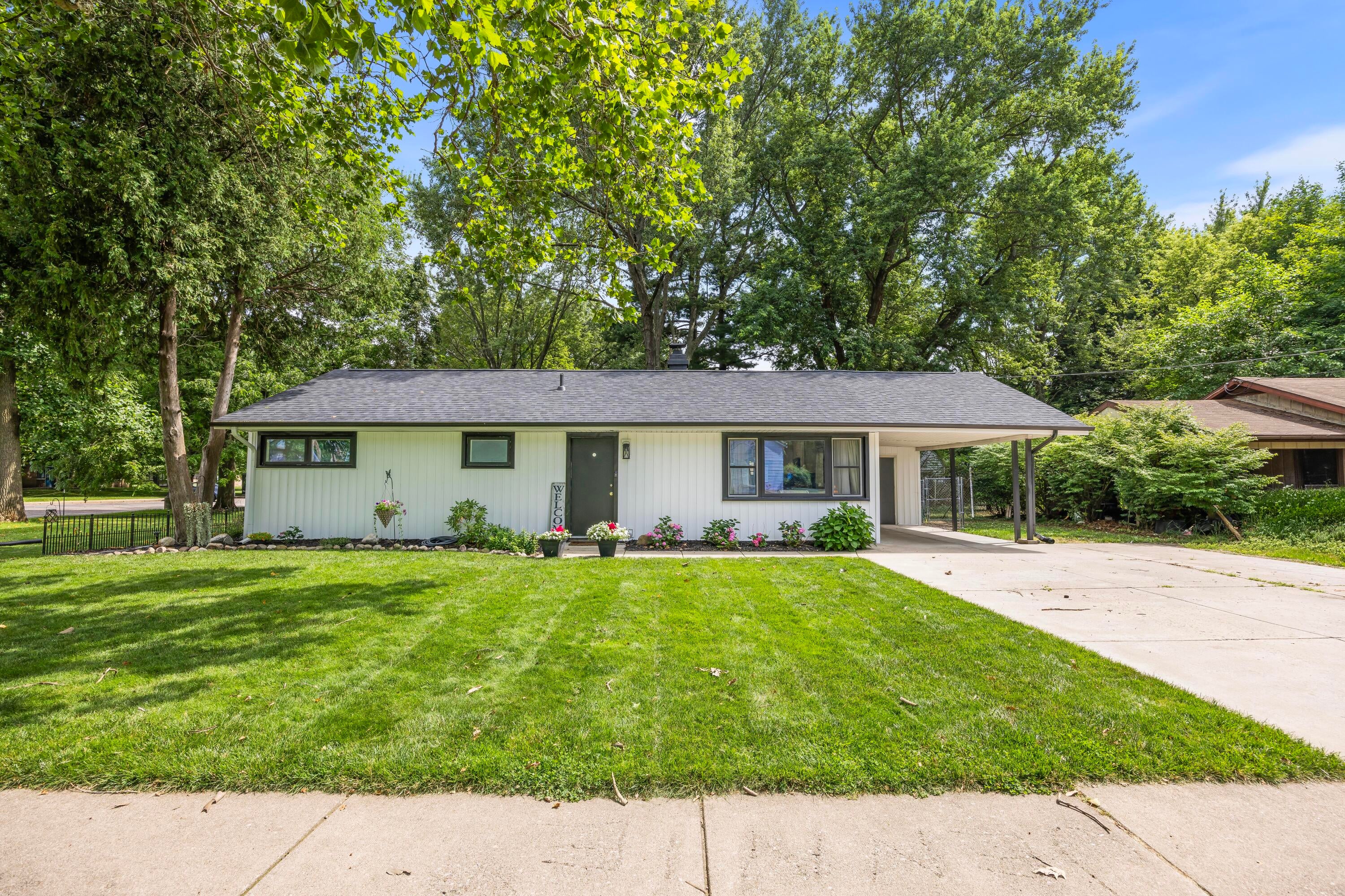 113 W Hughes Street — photo