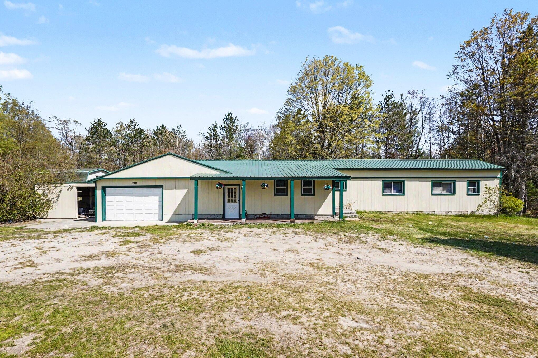 10086 E Old M 63 — photo