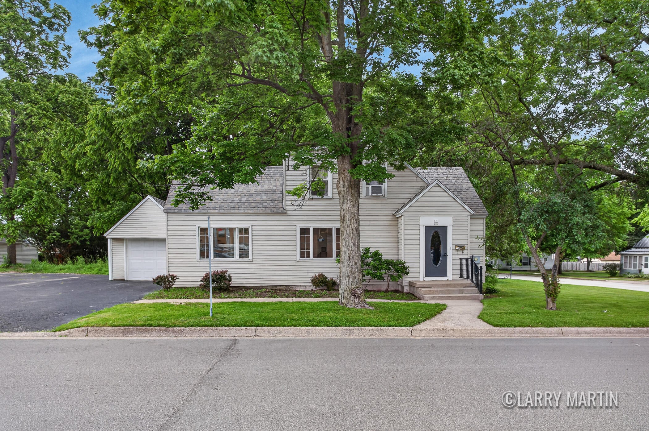 224 S Weaver Avenue — photo