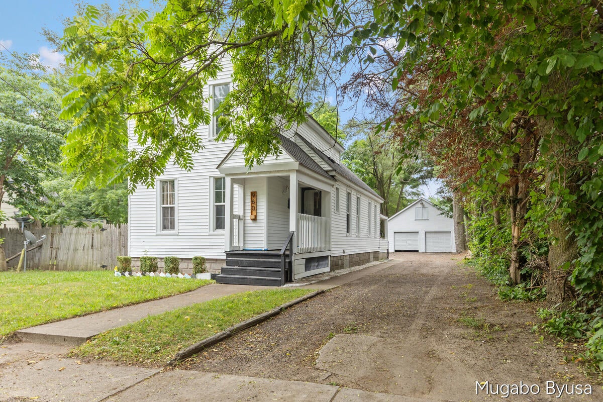 960 Temple Street SE — photo