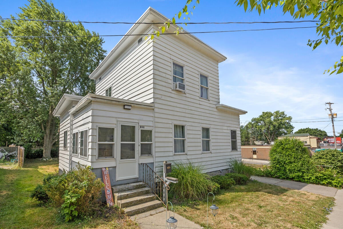 852 Leonard Street NE — photo