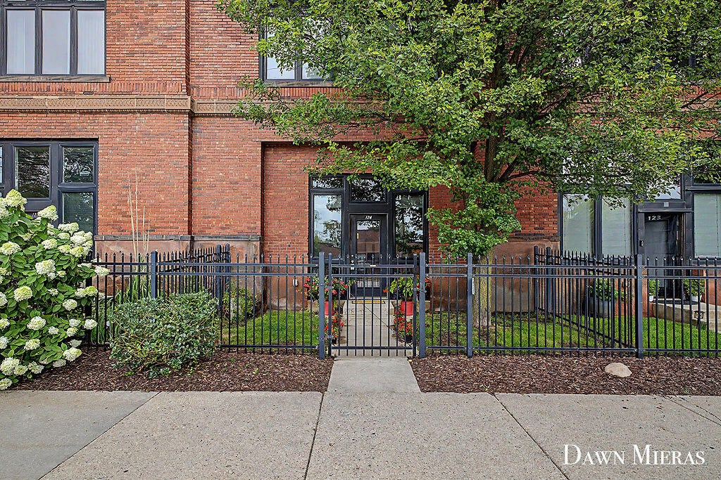 600 Broadway Avenue NW 124 — photo