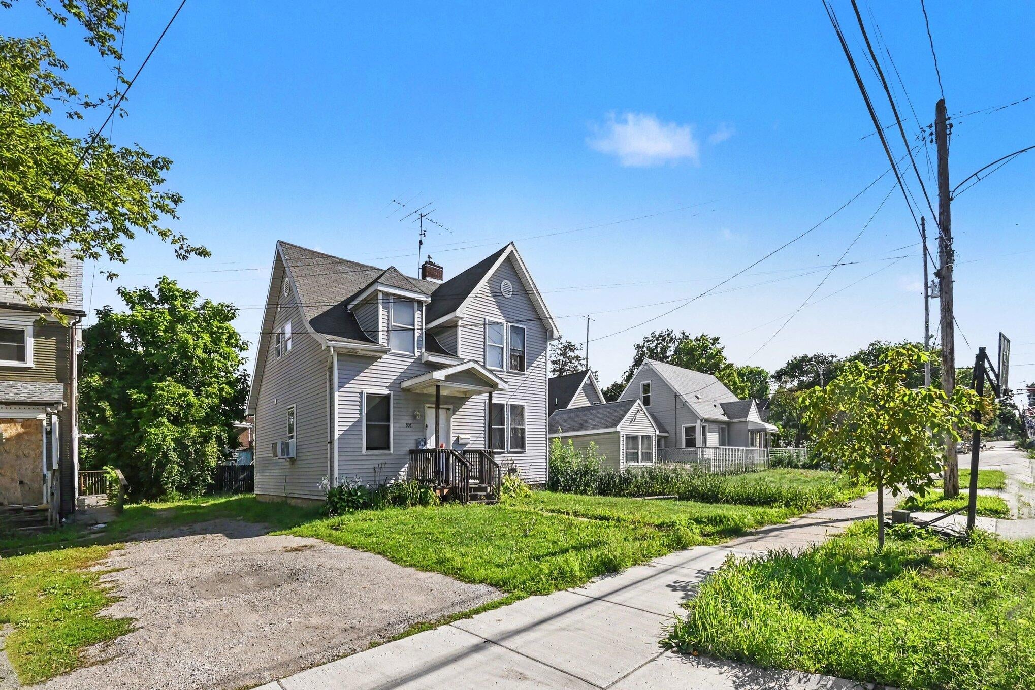 908 W Lapeer Street — photo