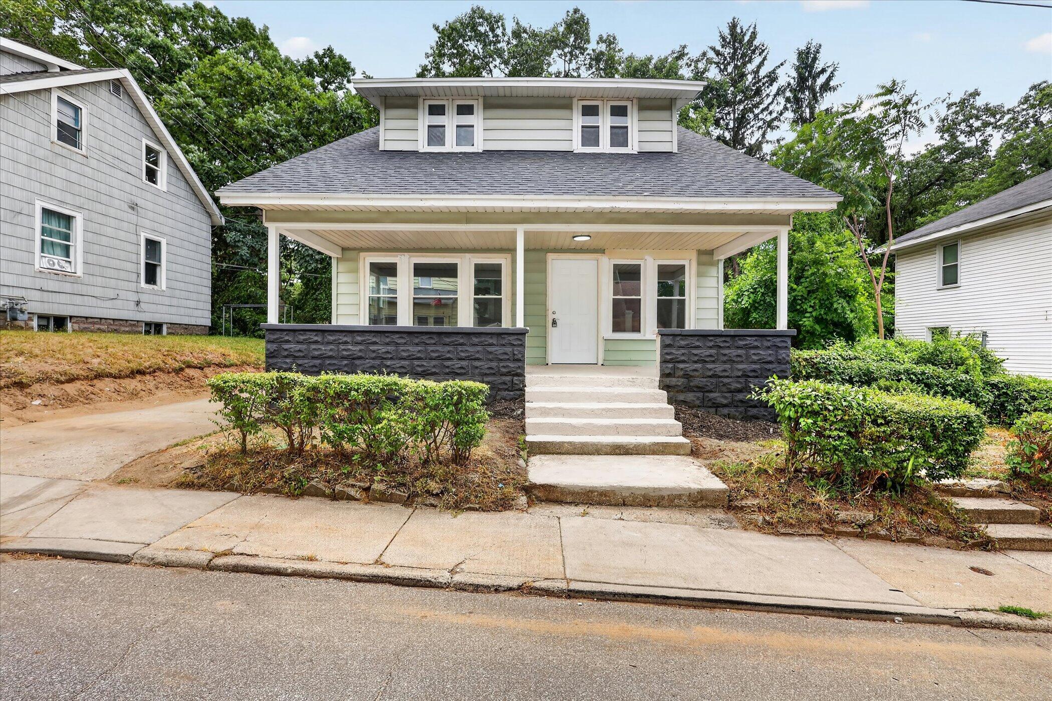 668 Alexander Street SE — photo