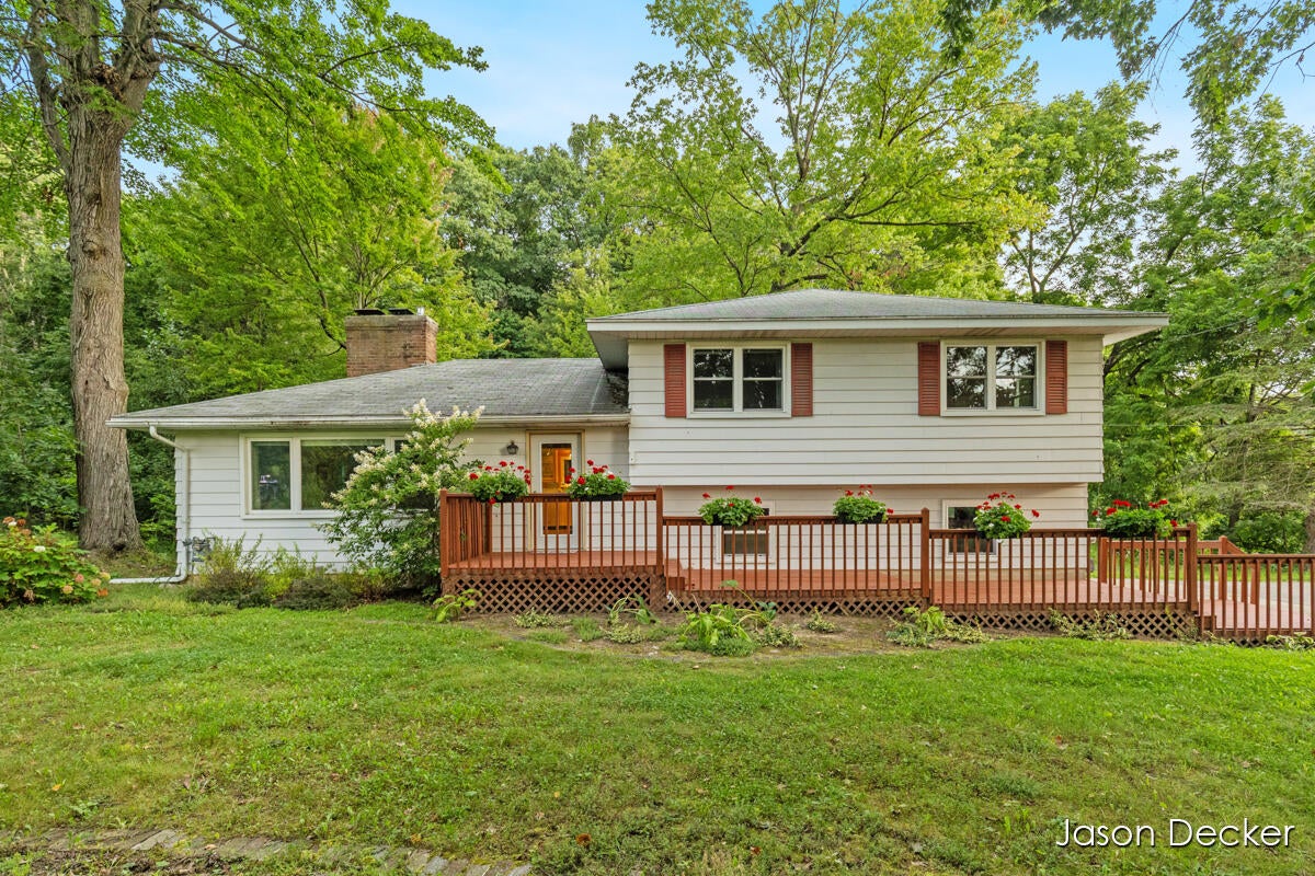 6181 10 Mile Road NE — photo