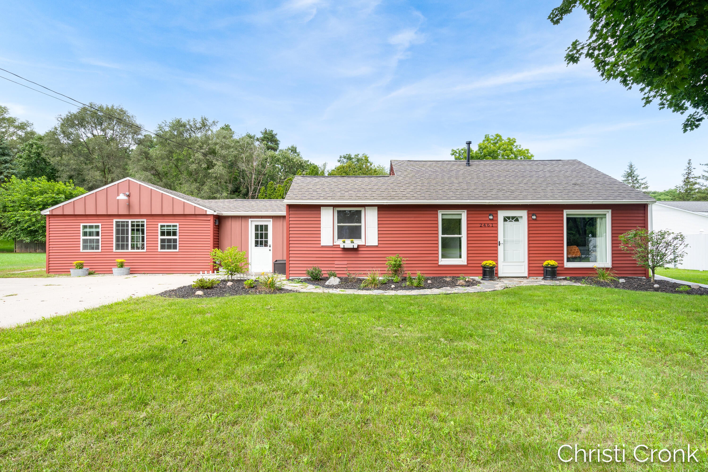 2461 Rogue River Road NE — photo