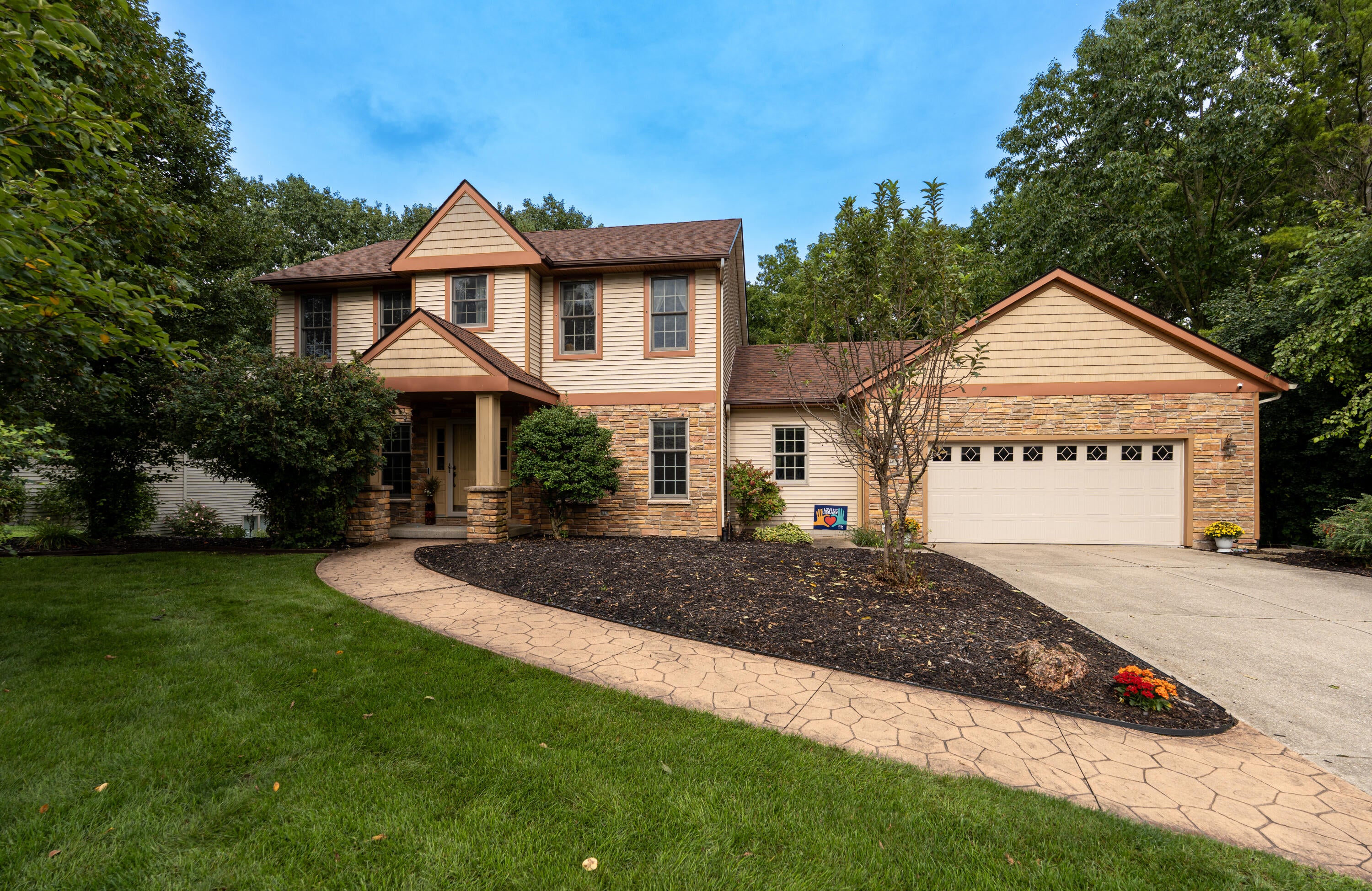 1621 Falcon Crest Drive NE — photo