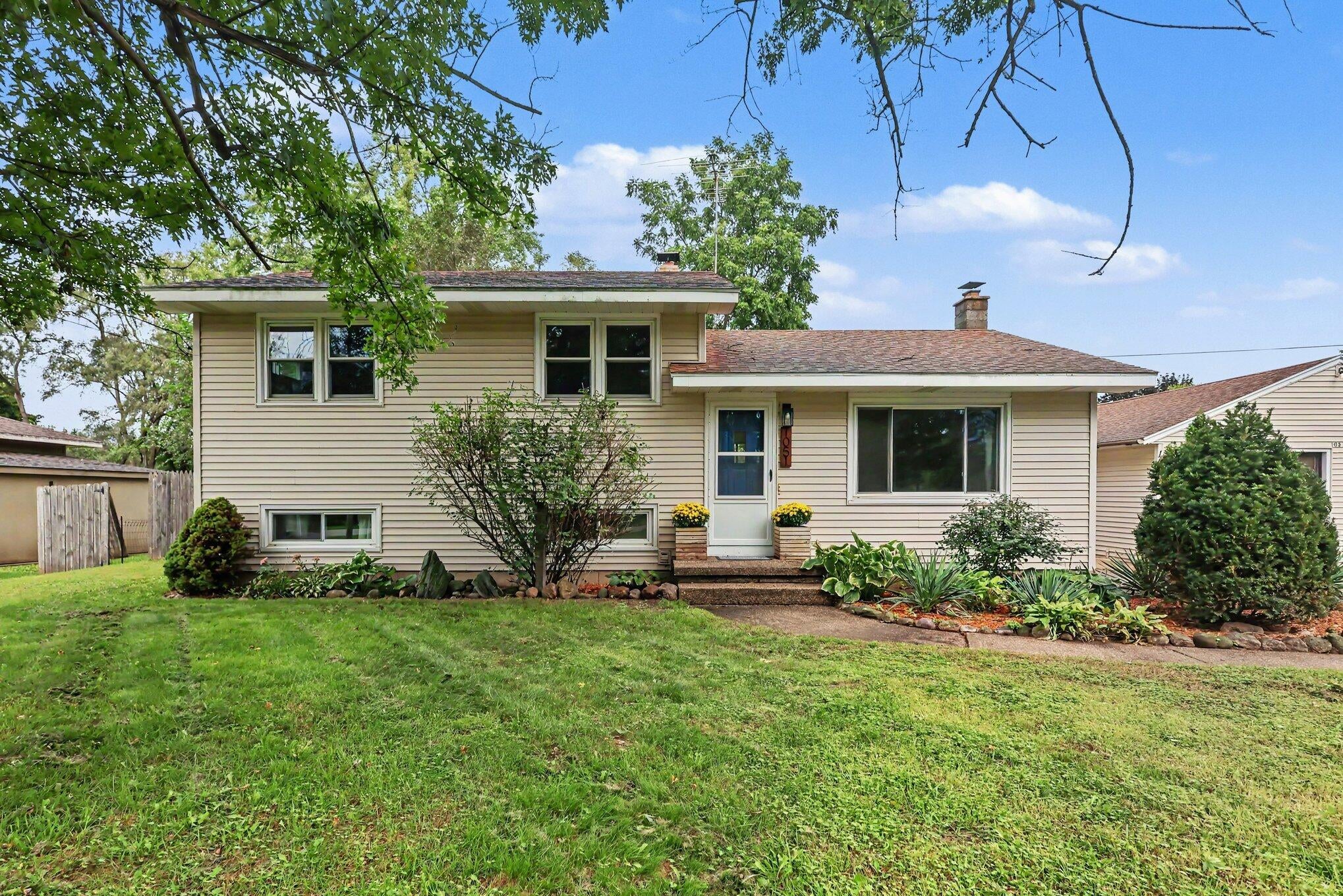 1051 Robin Street — photo