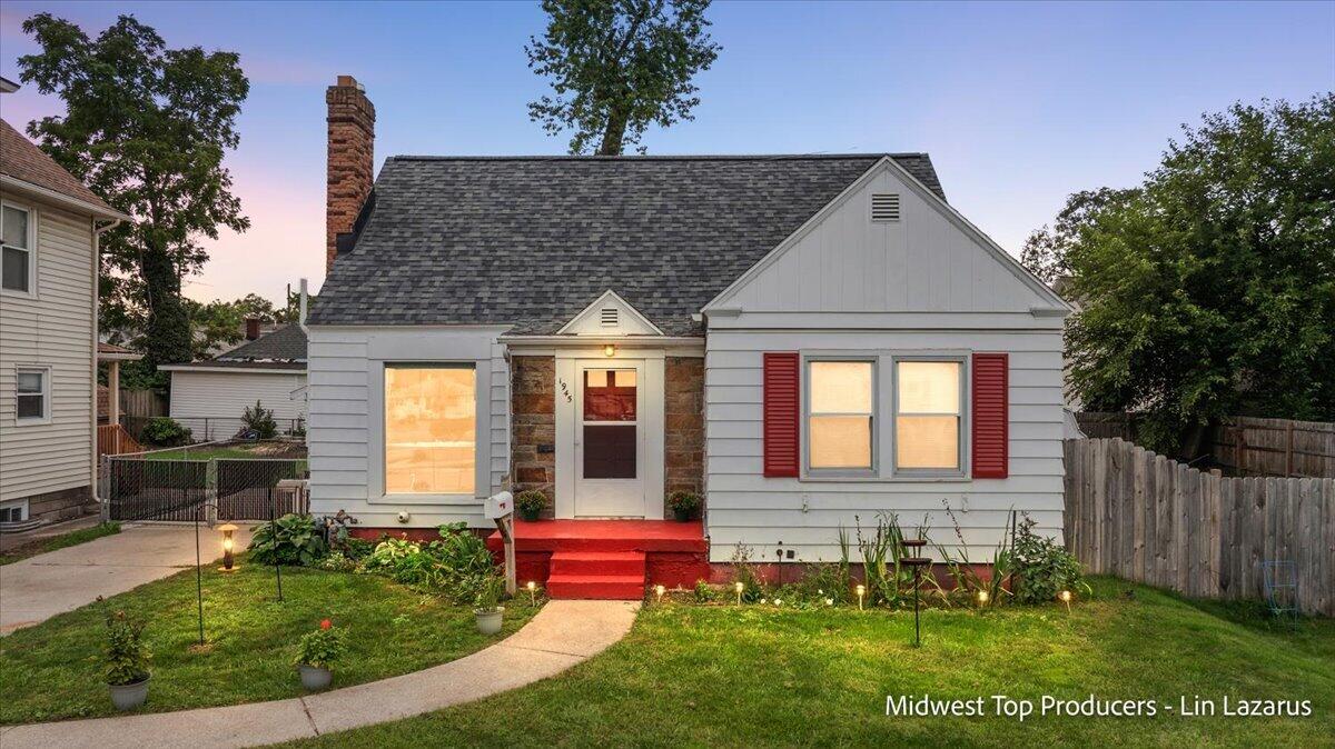 1945 Delwood Avenue SW — photo