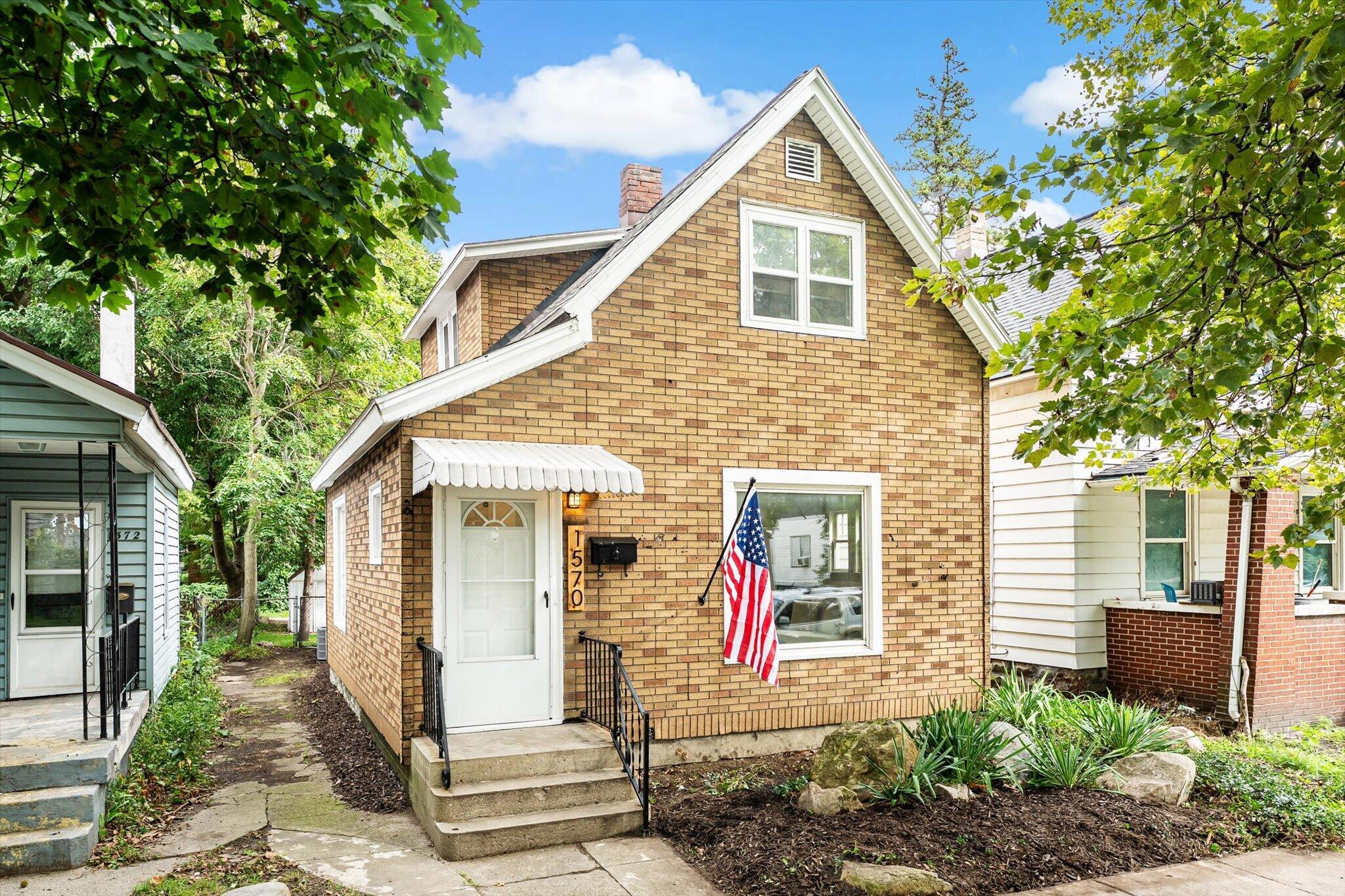 1570 Quarry Avenue NW — photo