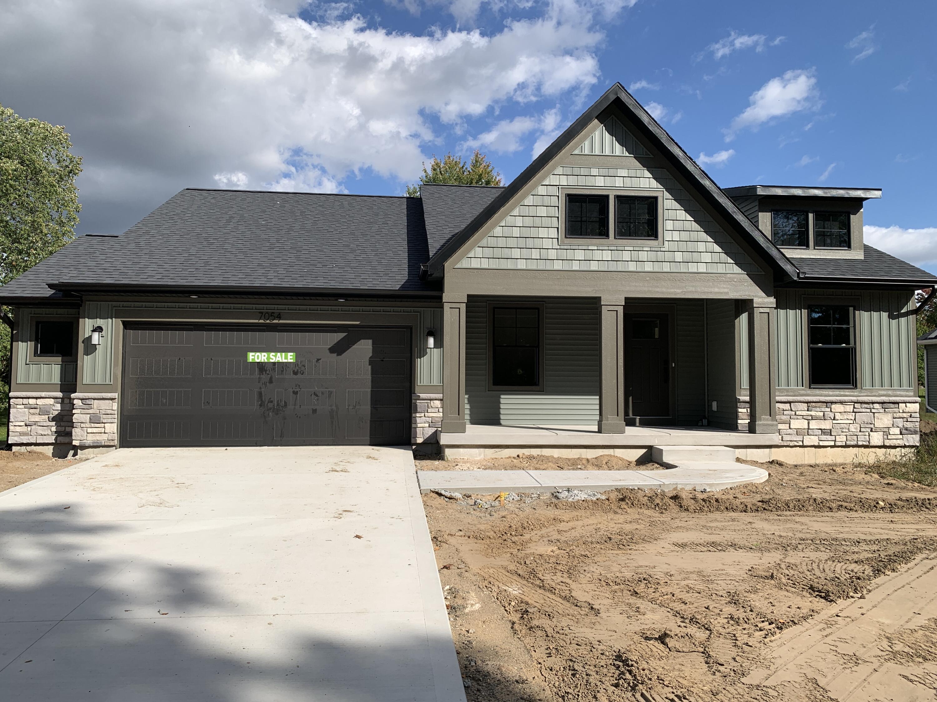 7054 Pinehurst Drive NE — photo