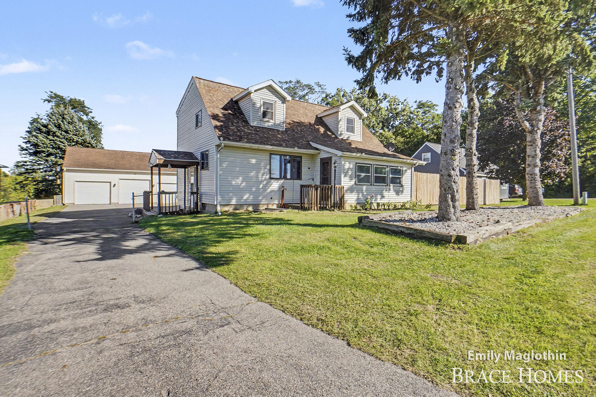9422 Sparta Avenue NW — photo