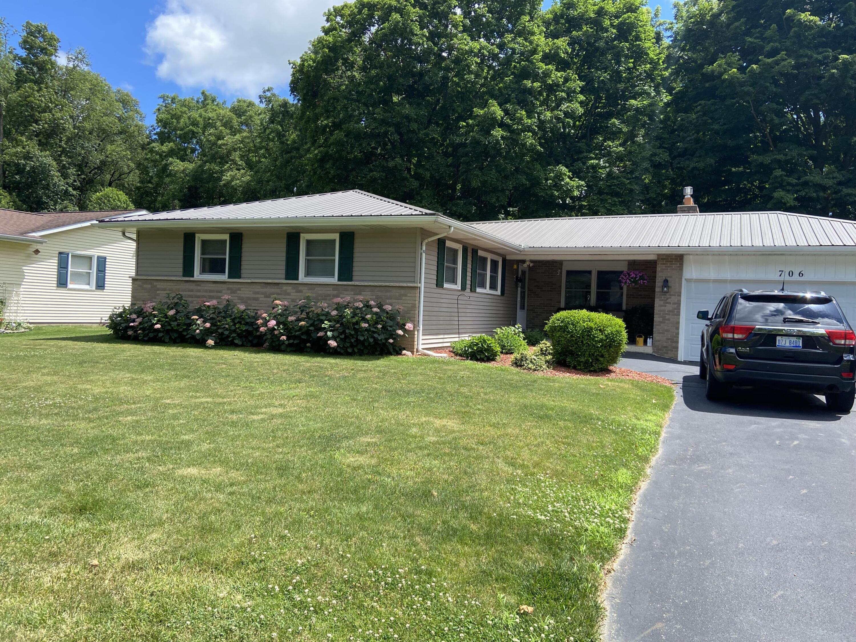 706 North Drive E — photo