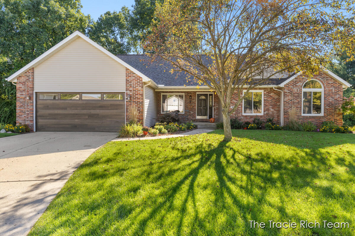 216 Glenview Court NE — photo