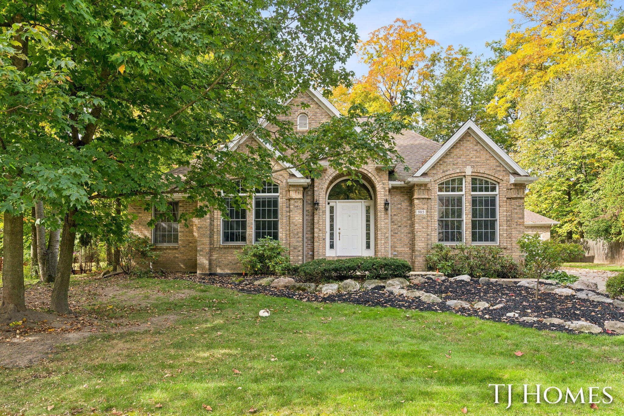 985 Thornwyk Drive NW — photo