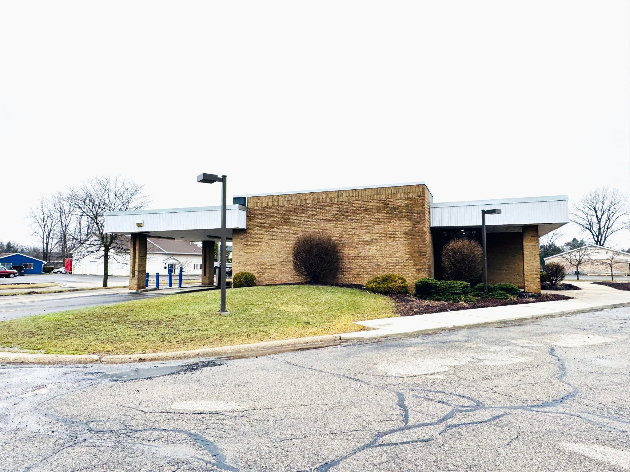 5101 N Grand River Avenue — photo