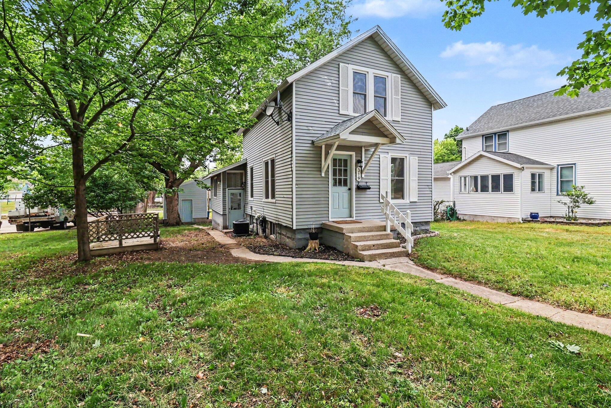 319 N Rowe Street — photo