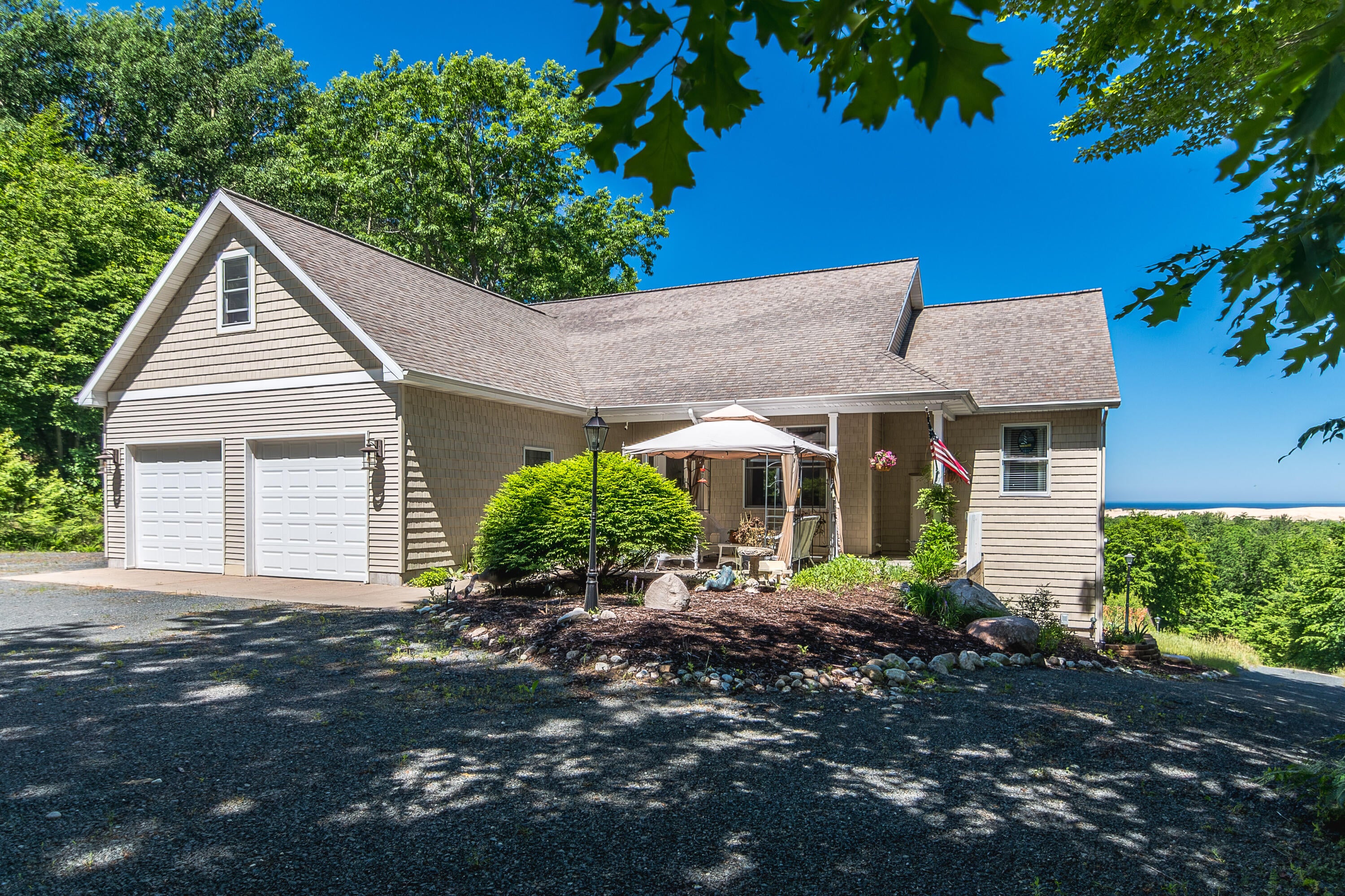 8562 W Woodridge Drive — photo