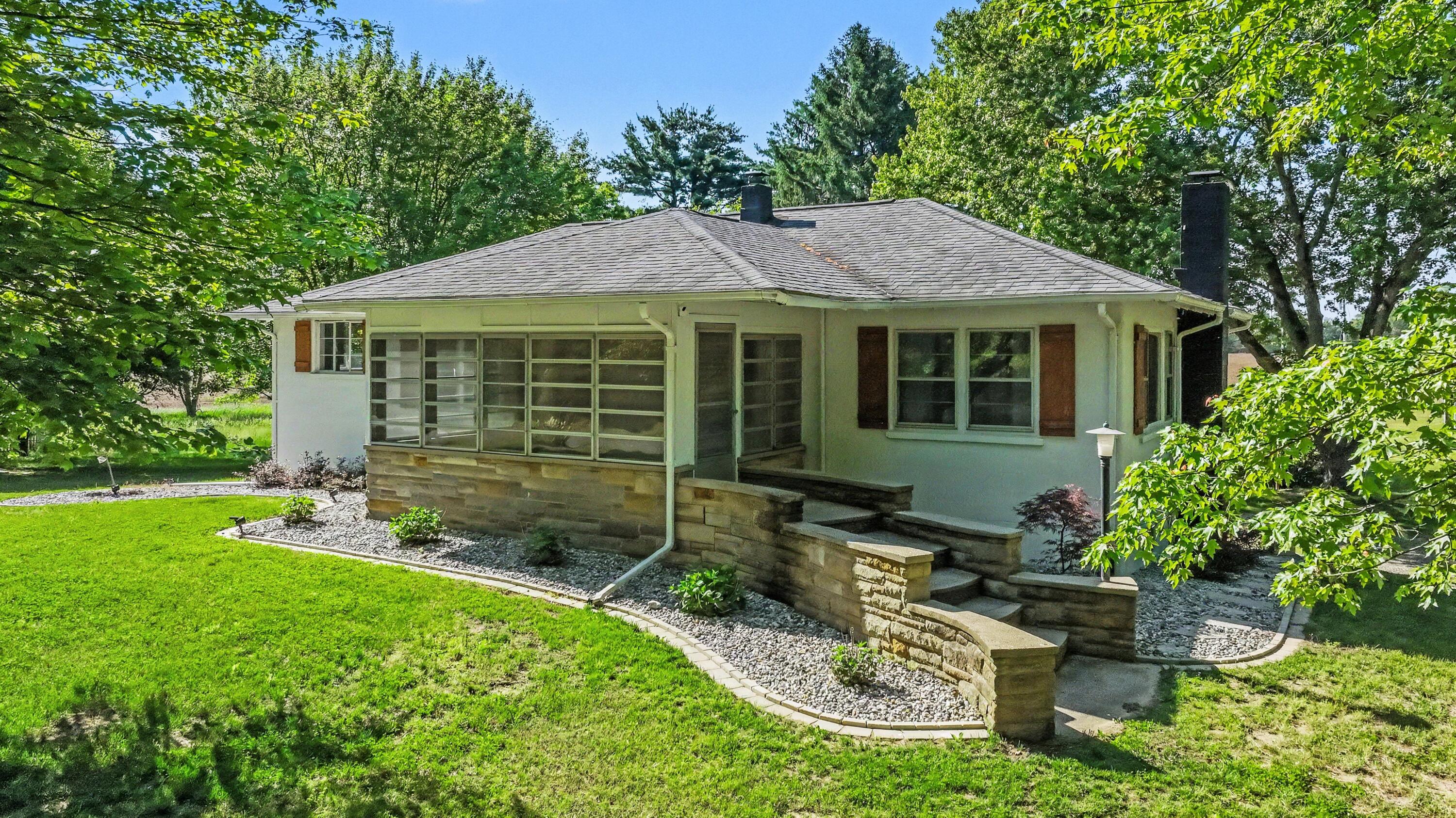 16077 M-216, Three Rivers, MI 49093