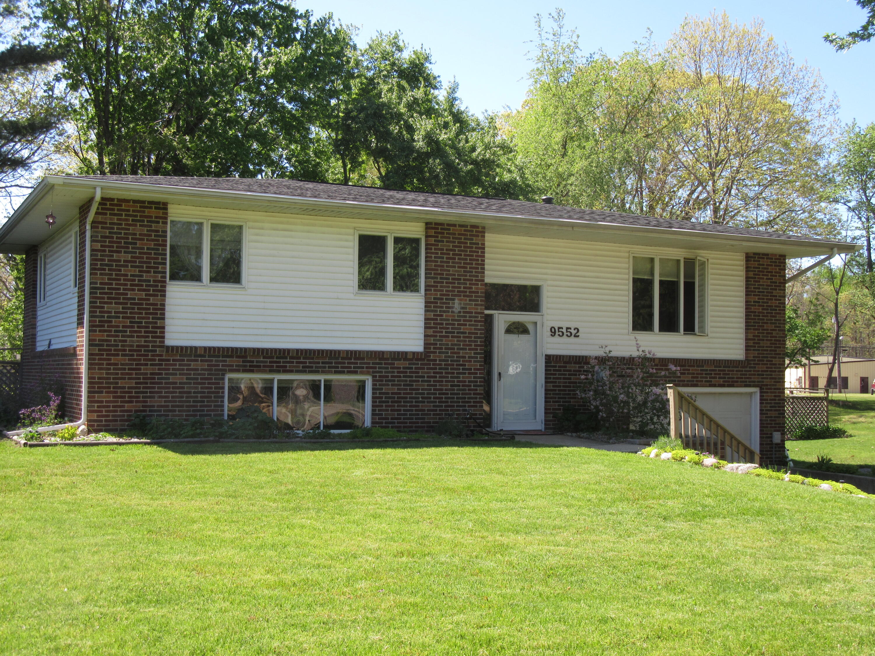 9552 Pine Street — photo