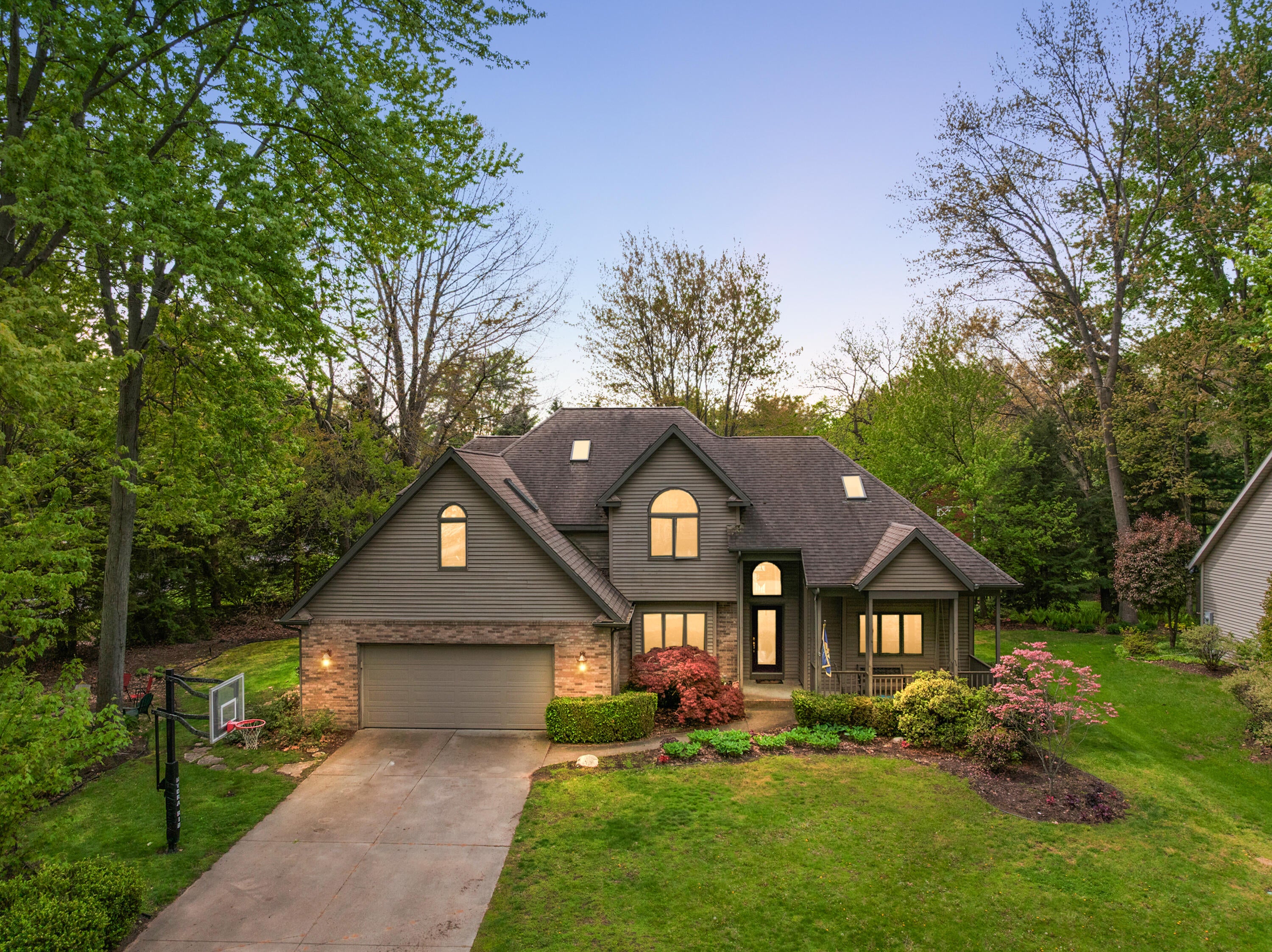 2110 Wooded Way — photo