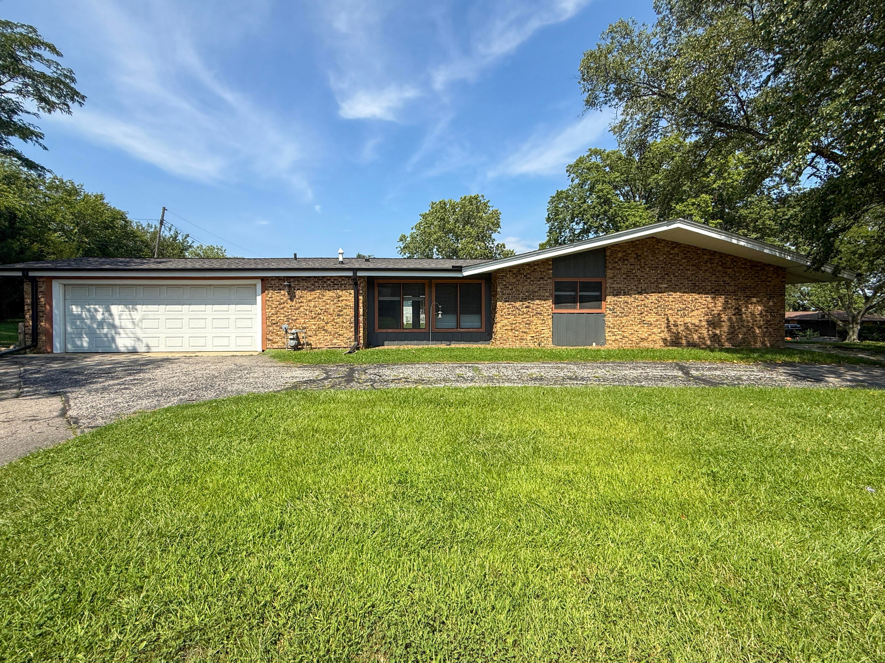 820 Iroquois Trail — photo