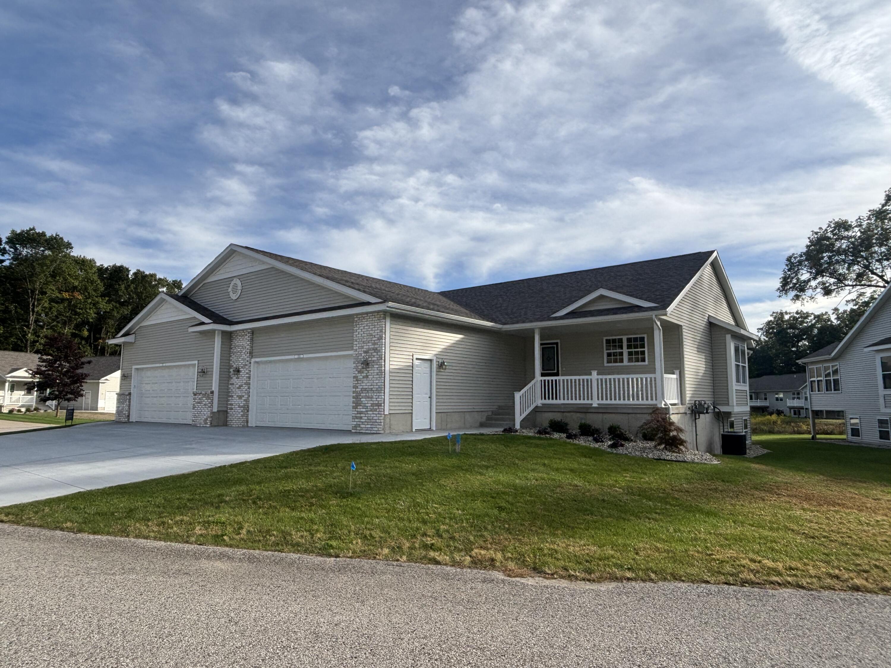 1519 E Addison Way — photo