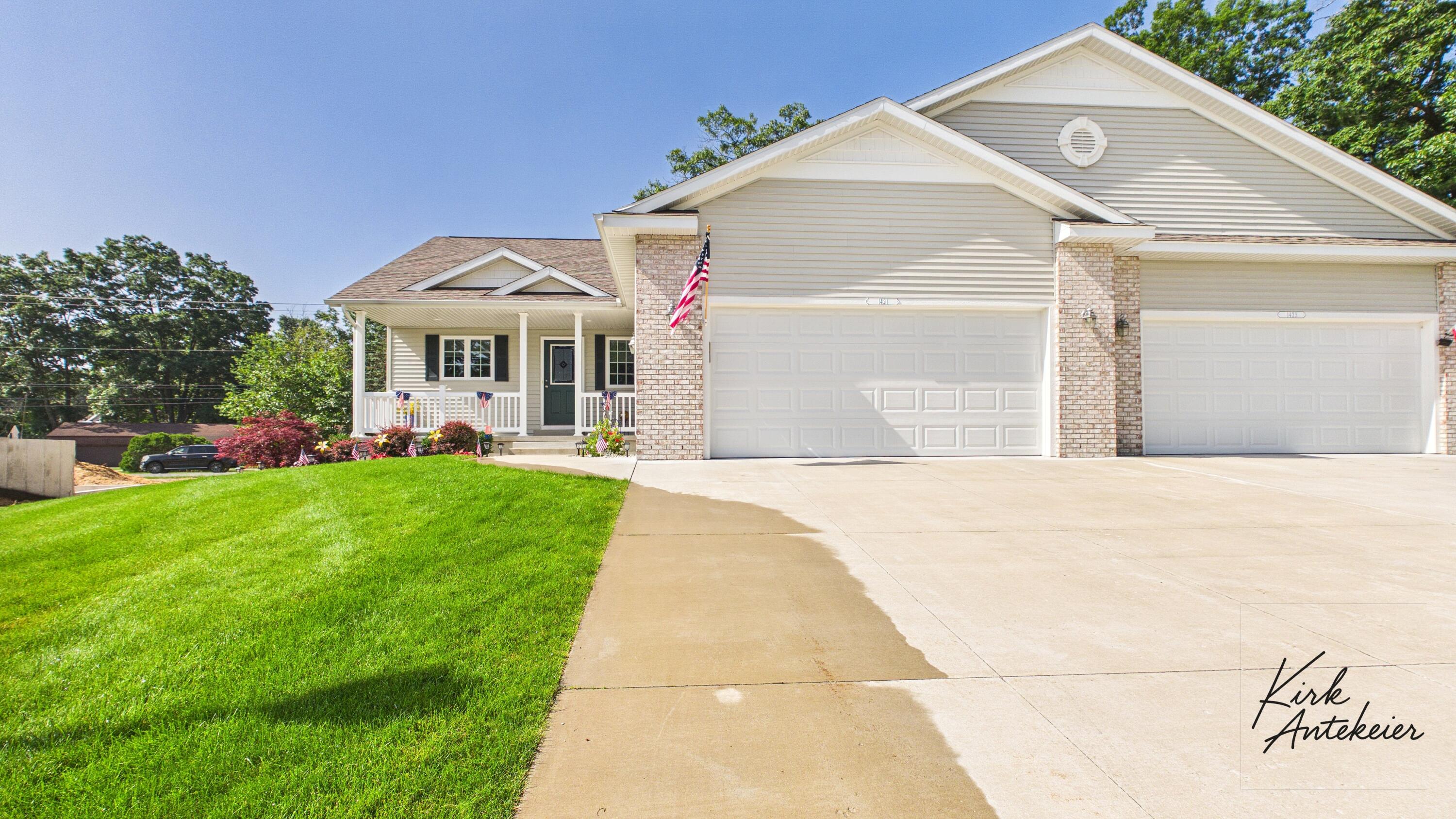 1421 E Addison Way — photo
