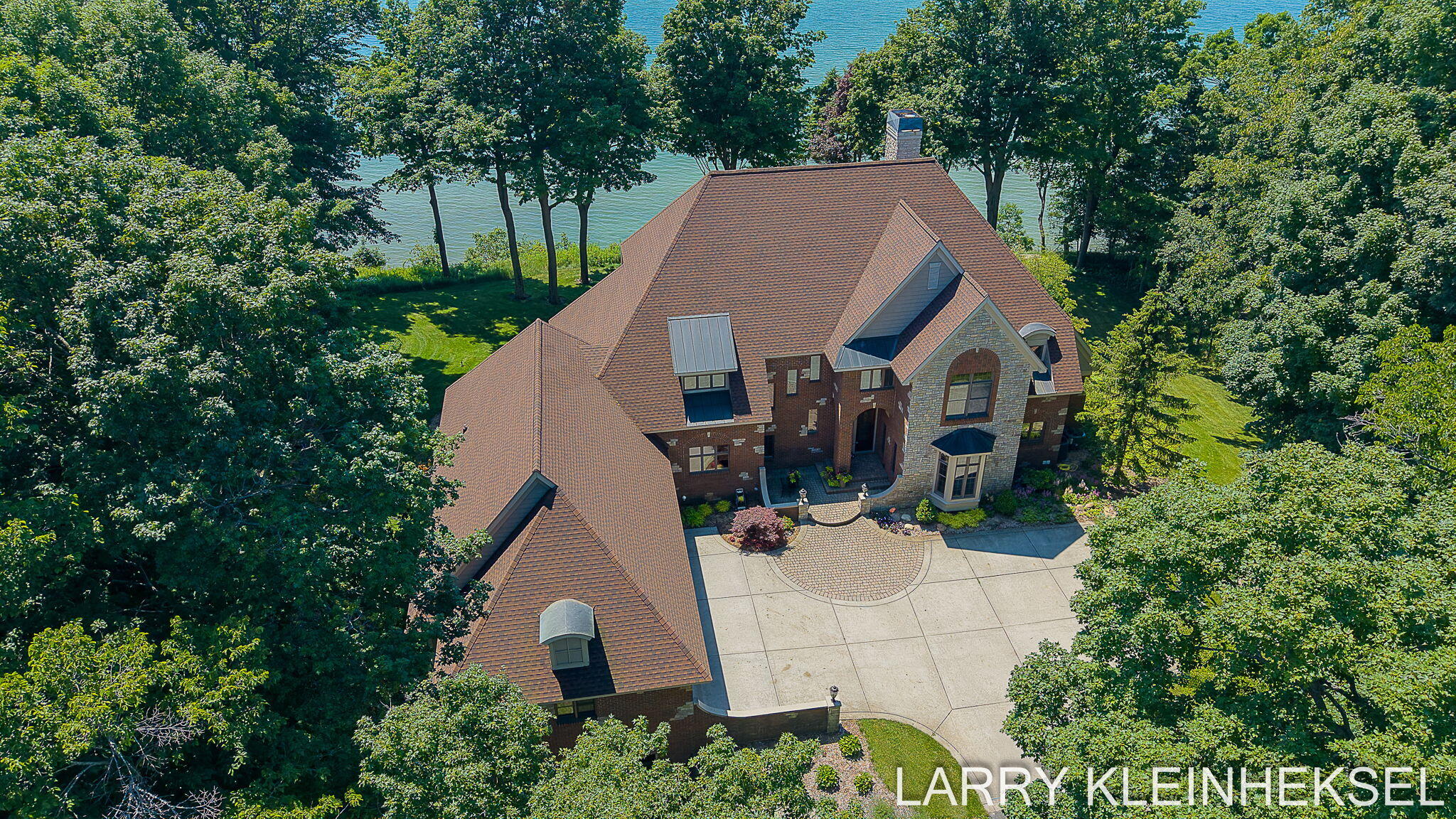 5645 N Lakeshore Drive — photo