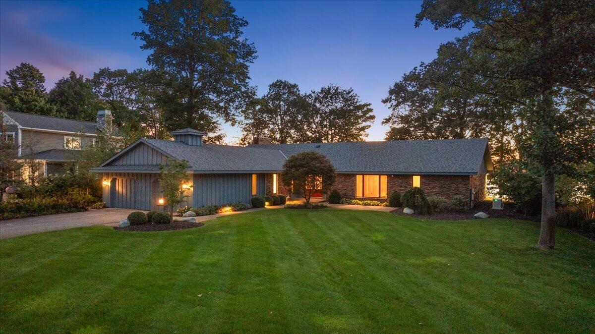 2230 Lakeshore Drive — photo